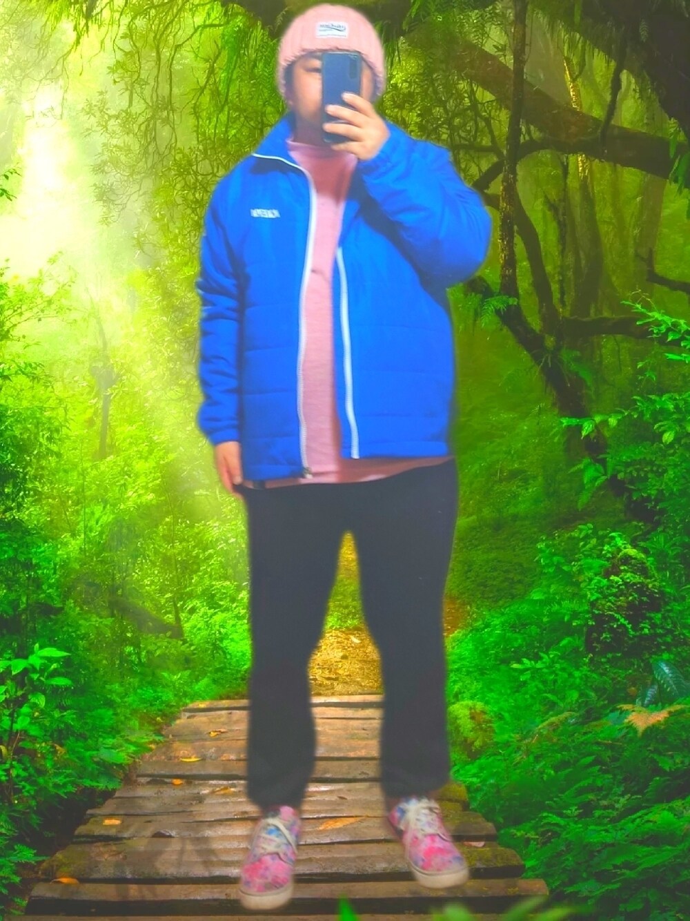 ブルー系のダウンジャケット/コート、ピンク系のスウェット、ブラック系のスウェットパンツを着用したメンズの冬コーディネートの1枚目の写真