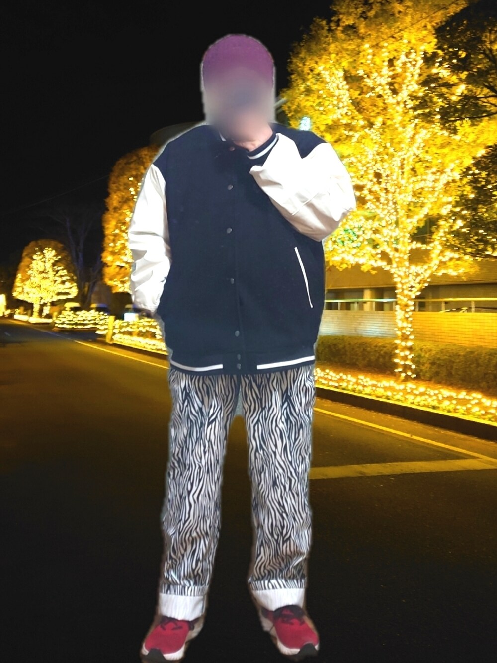 ブラック系のスタジャン、ホワイト系のチノパンツ、レッド系のスニーカーを着用したメンズの冬コーディネートの1枚目の写真