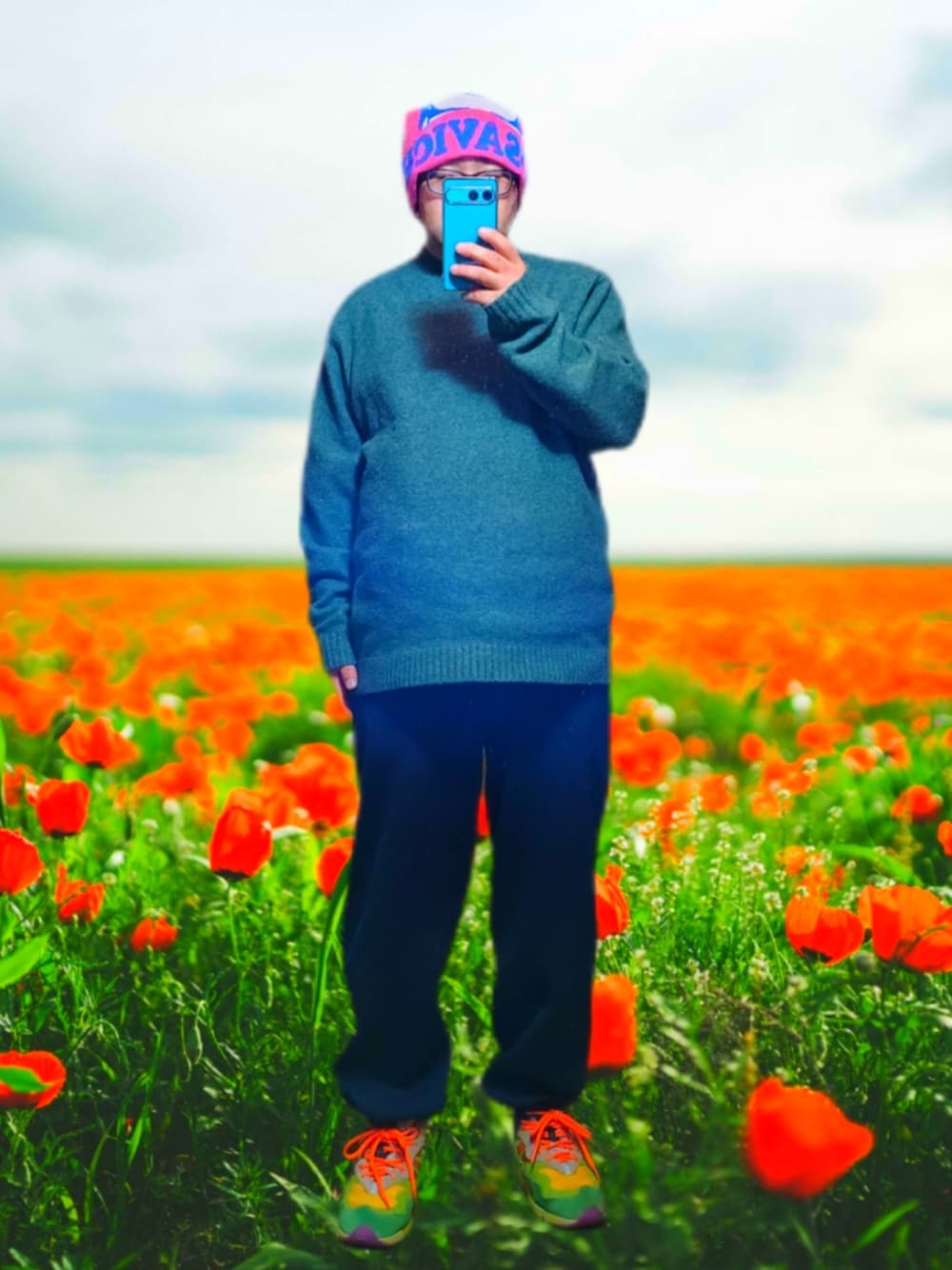 グリーン系のニット/セーター、ブルー系のスウェットパンツ、グリーン系のスニーカーを着用したメンズの春コーディネートの1枚目の写真