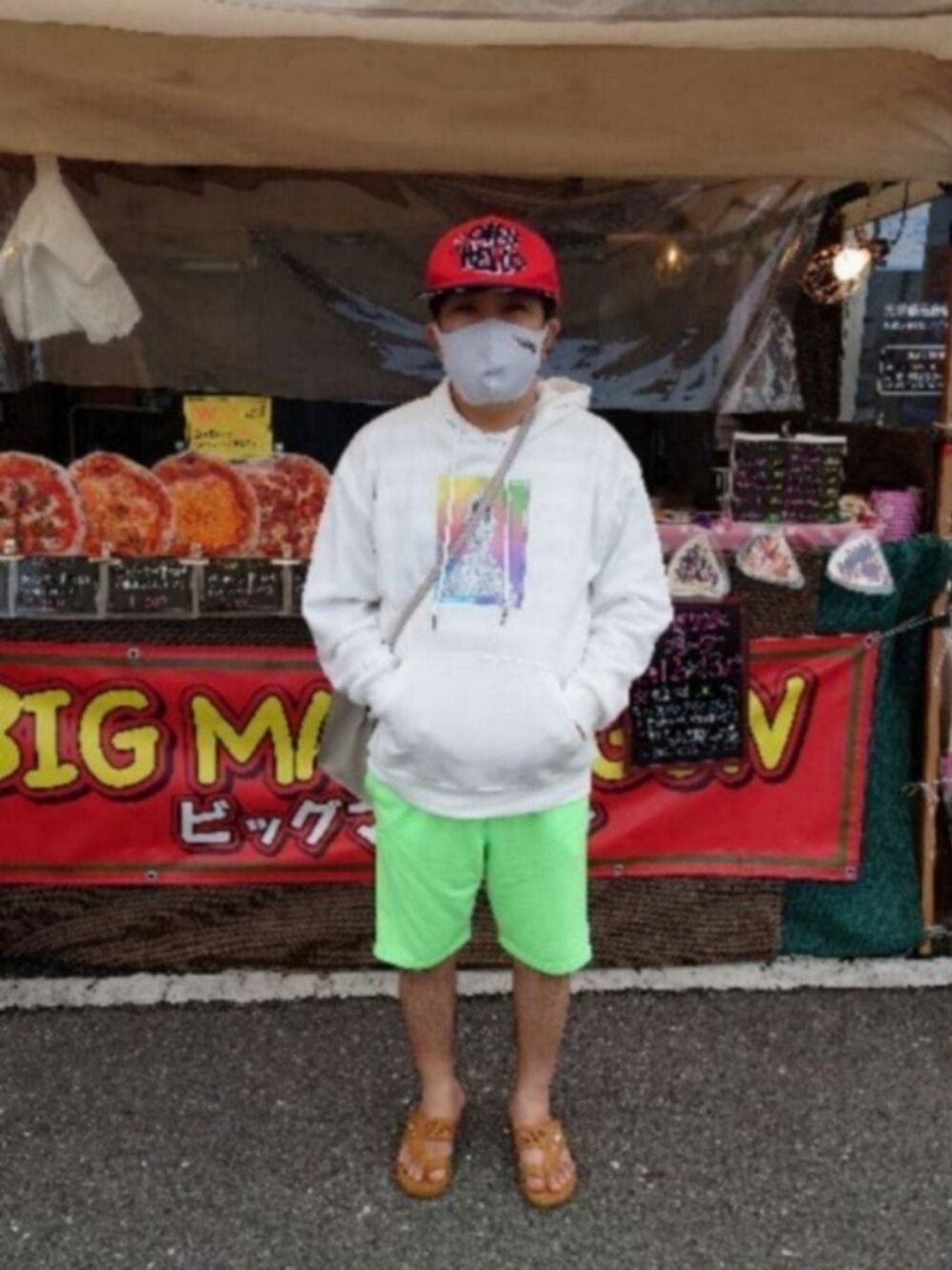 ホワイト系のパーカー、グレー系のショルダーバッグ、ホワイト系のパーカーを着用したメンズの夏コーディネートの1枚目の写真