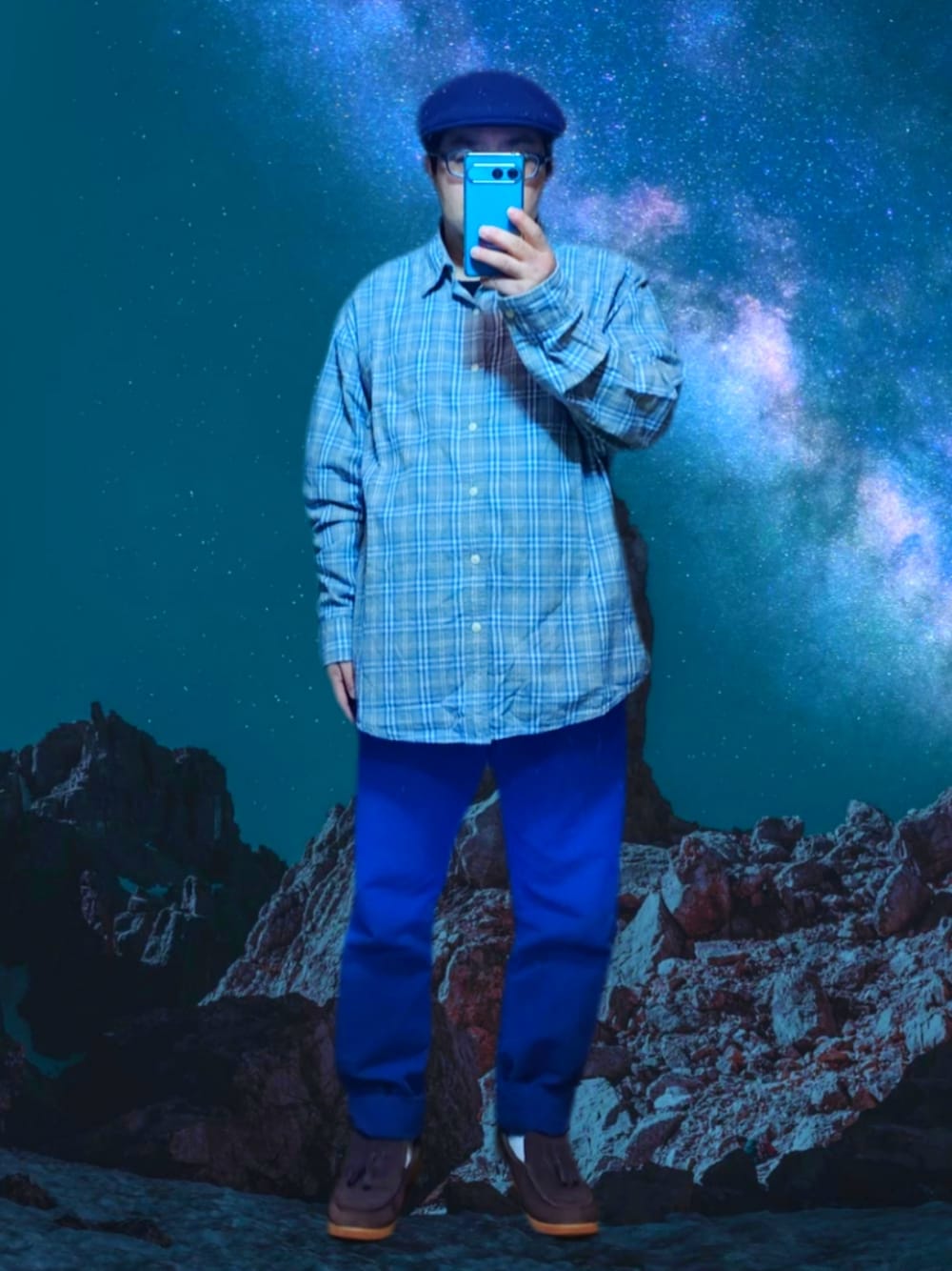 グレー系のシャツ/ブラウス、ブルー系のデニムパンツ、ブラウン系のローファーを着用したメンズの春コーディネートの1枚目の写真