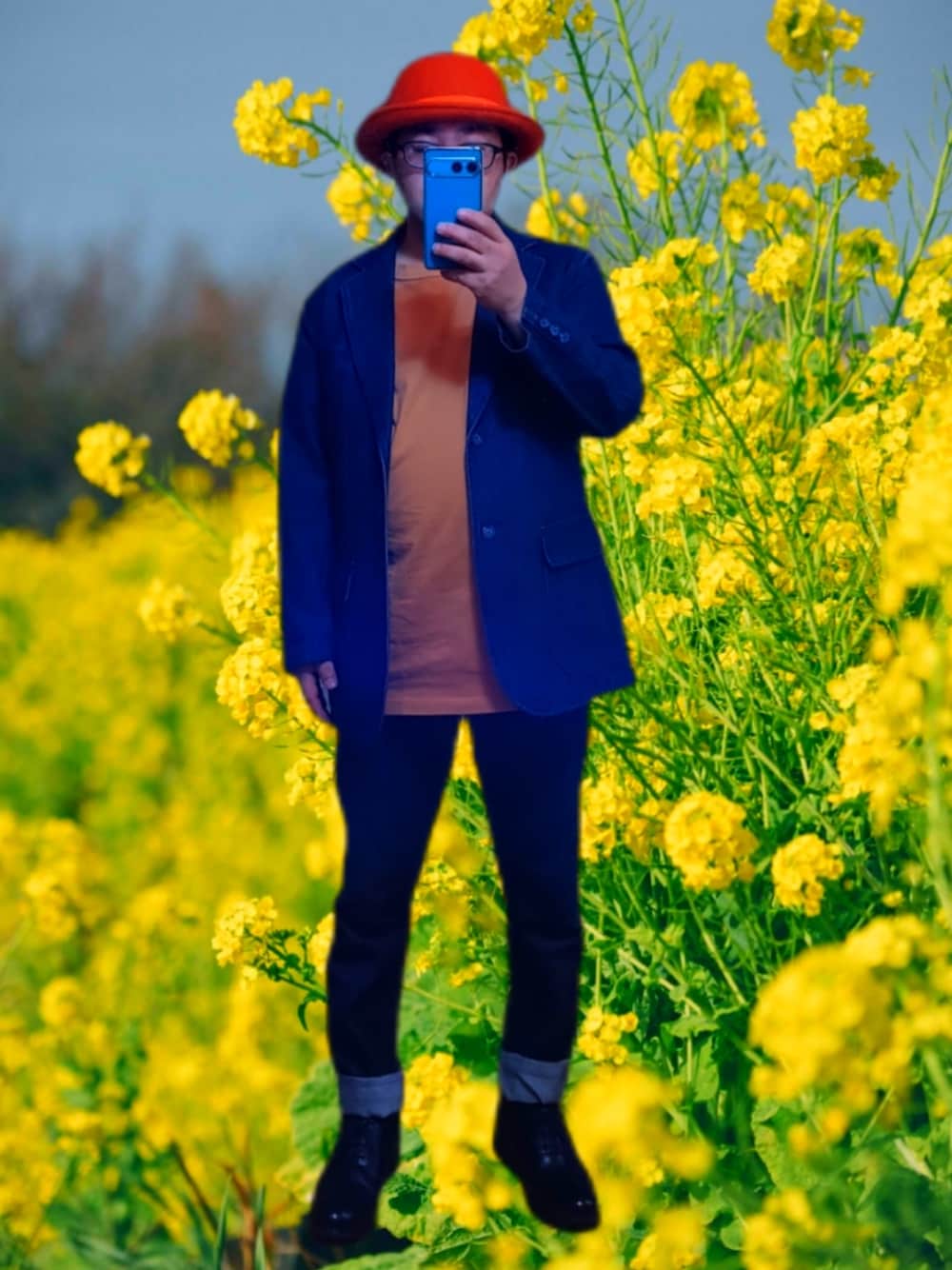 ブルー系のテーラードジャケット、オレンジ系のTシャツ/カットソー、ブルー系のデニムパンツを着用したメンズの春コーディネートの1枚目の写真