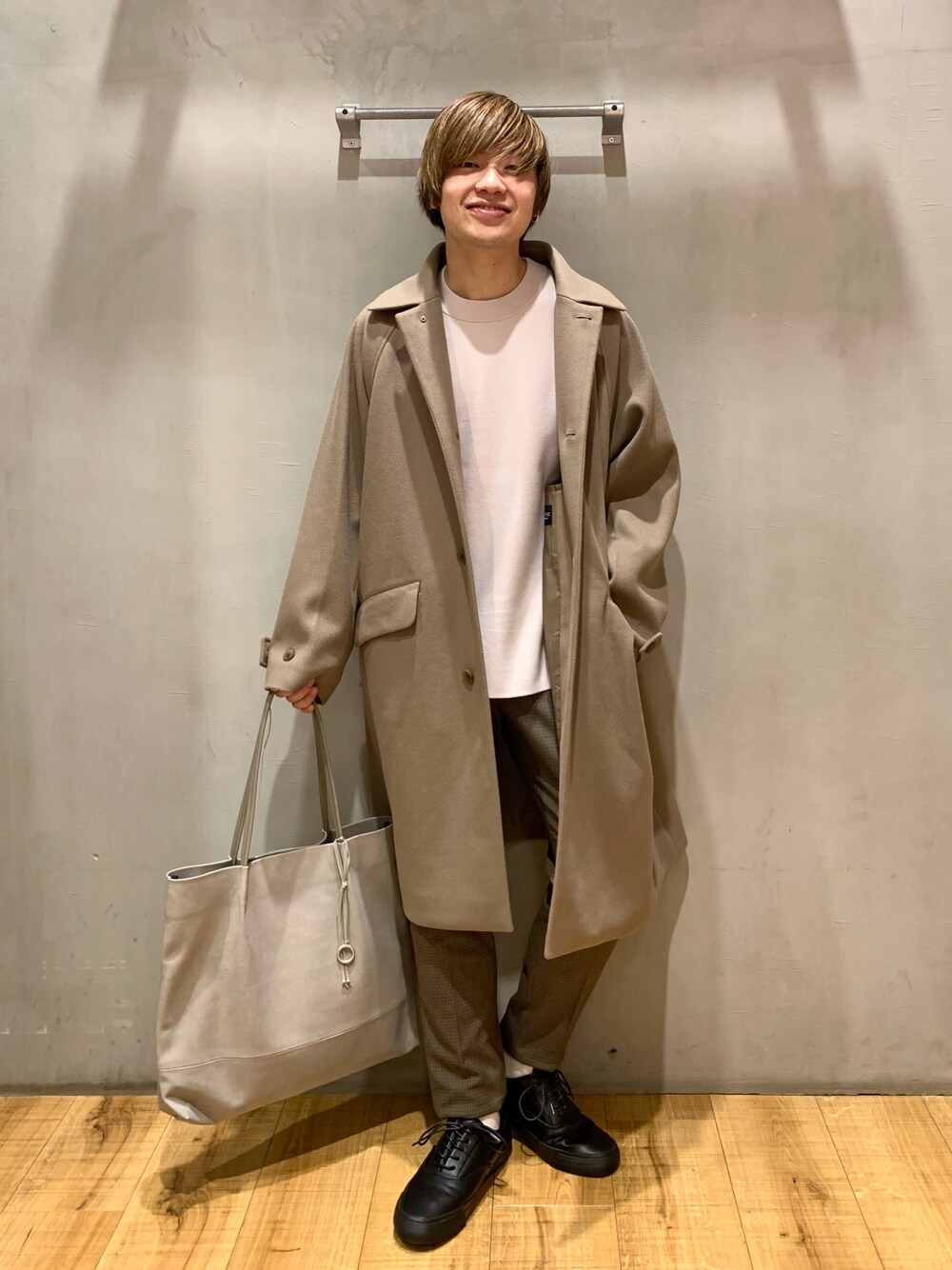 「ロングコート、白ニット、スラックス、スラックスパンツ、シンプルコーデ、ワントーンコーデ、ベージュ、トートバッグ、グレー、グローバルワークいしかわコーデ、グローバルワークむさし村山コーデ、グローバルワーク(GLOBAL WORK)、オーバーサイズ、ビッグシルエット、キレイめコーデ」｜「.st（スタッフボード　いしかわ）の.st（スタッフボード　いしかわ）（その他、その他）」を使った、いしかわさん（メンズ・168cm）の冬コーディネートの1枚目の写真