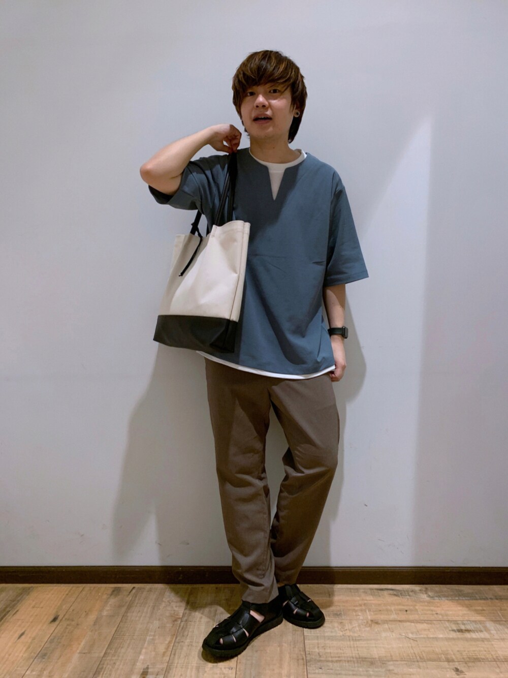 「tシャツ、レイヤードスタイル、レイヤード、トートバッグ、ブルー、キーネック、グローバルワーク(GLOBAL WORK)、グローバルワークいしかわコーデ、グローバルワーク昭島コーデ、グルカサンダル、サンダル、シンプル、テーパードパンツ、低身長、無地」｜「.st（スタッフボード　いしかわ）の.st（スタッフボード　いしかわ）（その他、その他）」を使った、いしかわさん（メンズ・168cm）の夏コーディネートの1枚目の写真