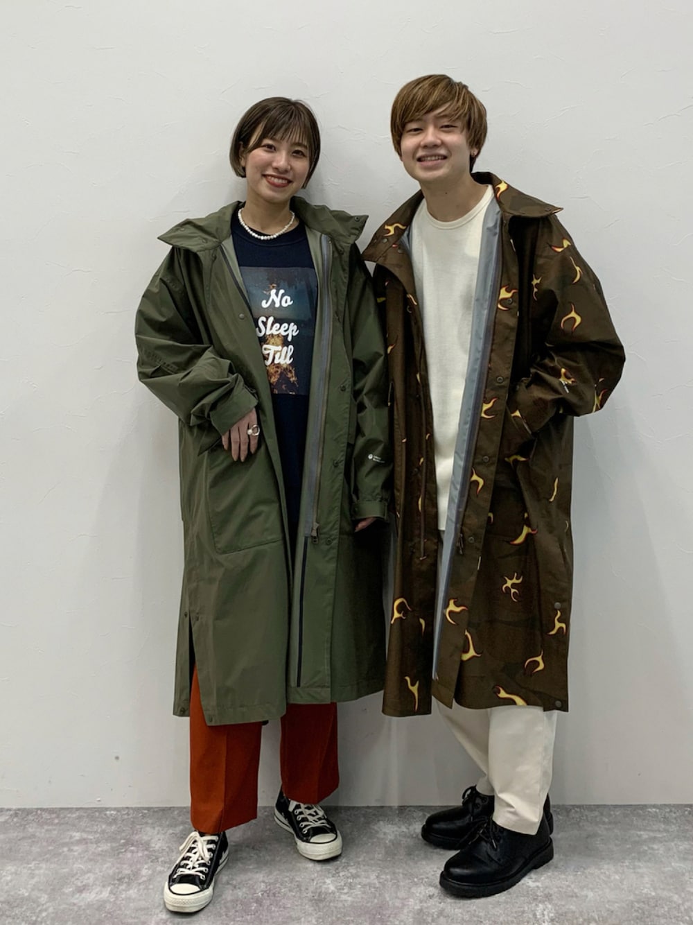 「グリーン、アウトドア、アウトドアスタイル、ポンチョ、ロングコート、革靴、ワインレッド、ホワイトパンツ、リラックススタイル、グローバルワーク(GLOBAL WORK)、リンクコーデ、LOGOS、秋冬コーデ、グローバルワークいしかわコーデ、グローバルワークむさし村山コーデ」｜「GLOBAL WORKのLUXTECHポストマンS/216098（ドレスシューズ、ブラック系）」を使った、いしかわさん（メンズ・168cm）の秋コーディネートの1枚目の写真