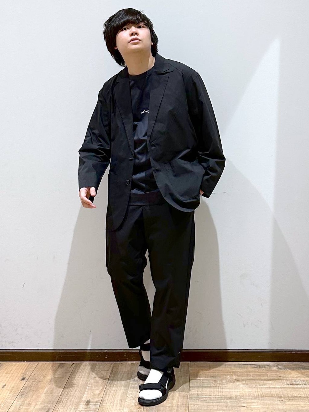 「リラックス、ゆったり、高見え」｜「GLOBAL WORKのらくっションライトサンダル/トレイル/102434（サンダル、ブラック系）」を使った、いしかわさん（メンズ・168cm）の春コーディネートの1枚目の写真