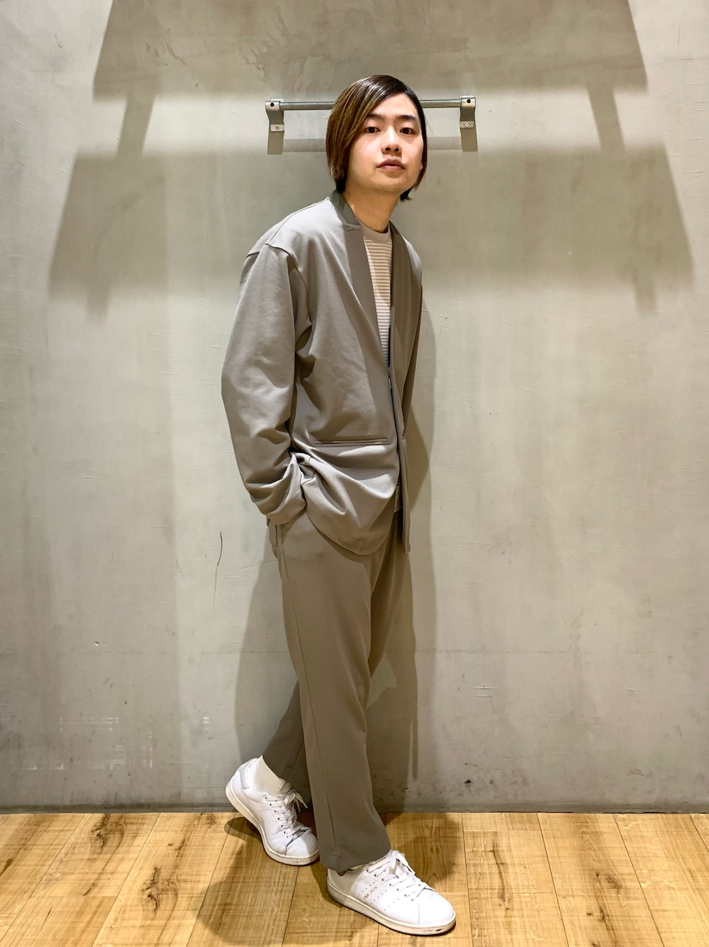 グレー系のノーカラージャケット、グレー系のその他パンツ、グレー系のTシャツ/カットソーを着用したメンズの冬コーディネートの1枚目の写真