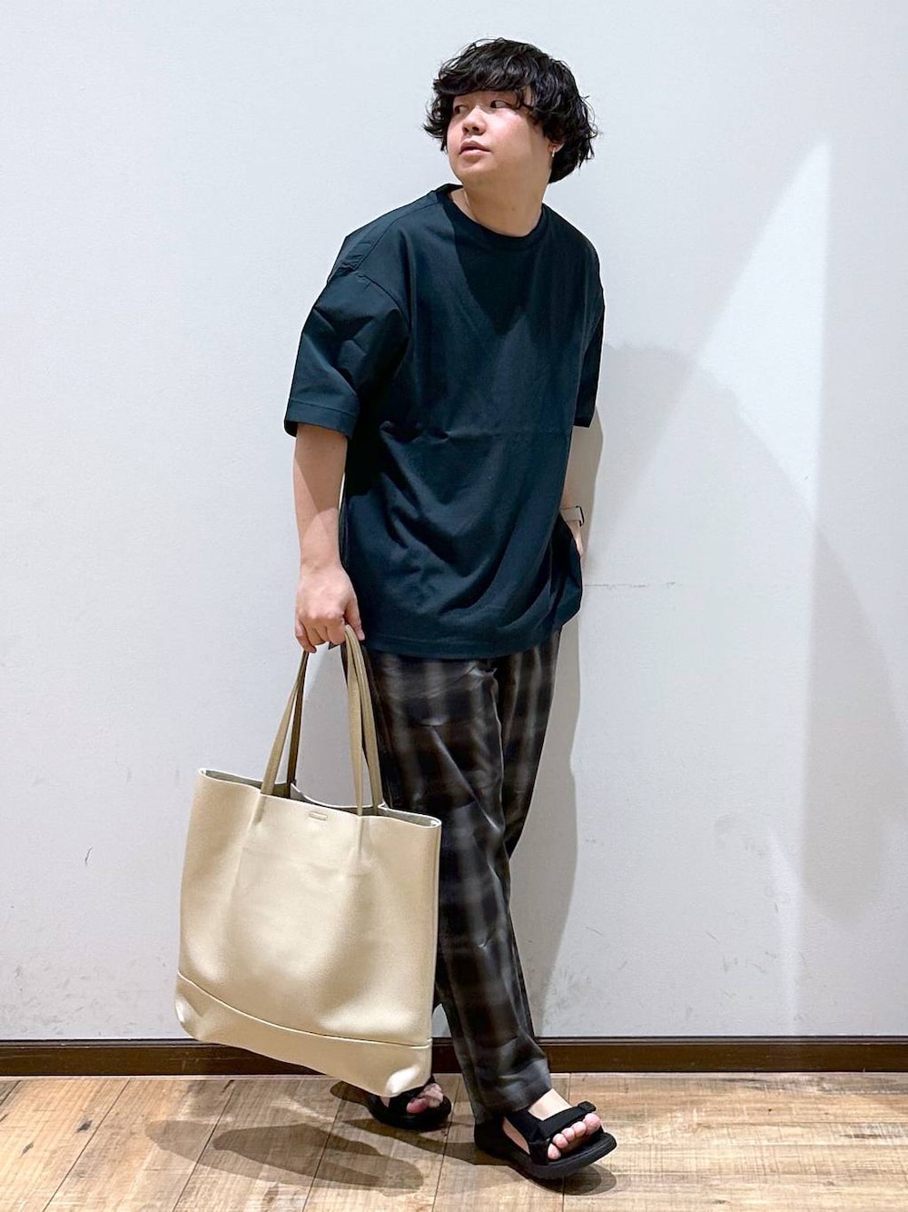 「リラックス、ゆったり、高見え」｜「GLOBAL WORKのらくっションライトサンダル/トレイル/102434（サンダル、ブラック系）」を使った、いしかわさん（メンズ・168cm）の春コーディネートの1枚目の写真