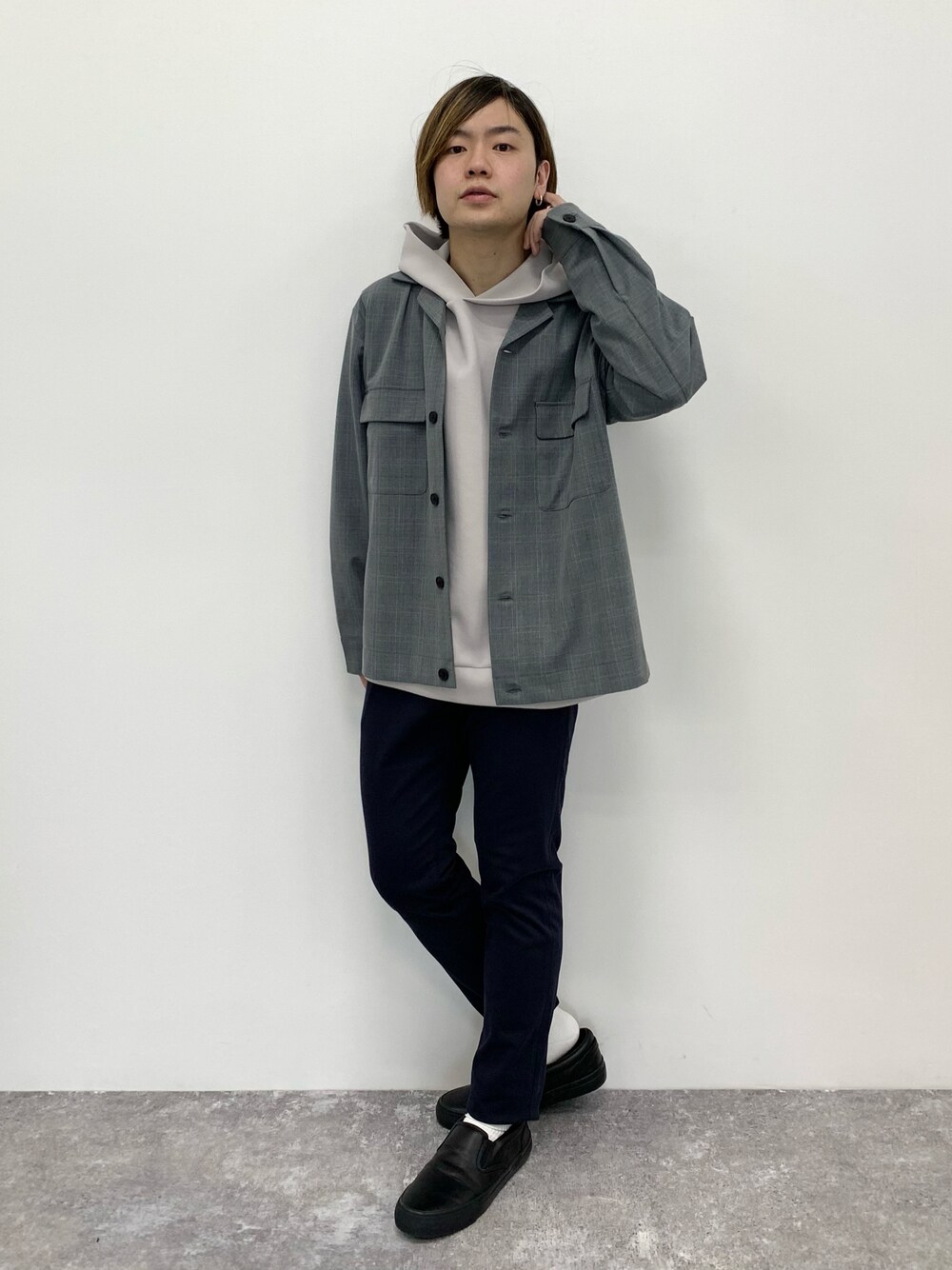 グレー系のシャツ/ブラウス、その他のスニーカー、ブラック系のその他パンツを着用したメンズの冬コーディネートの1枚目の写真