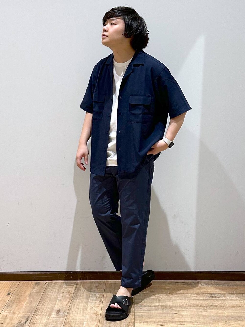 その他のサンダル、ブルー系のその他パンツ、ホワイト系のTシャツ/カットソーを着用したメンズの夏コーディネートの1枚目の写真