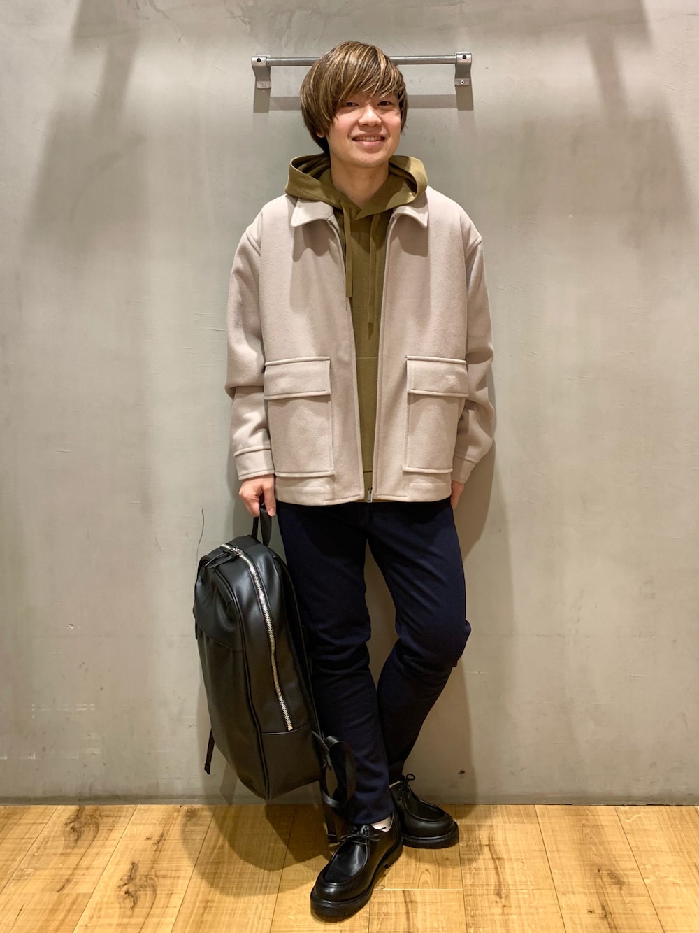 168cm男性の冬コーデ｜ベージュアウターとカーキパーカーで重心を上げて軽やかに見せる低身長メンズの大人カジュアルスタイル