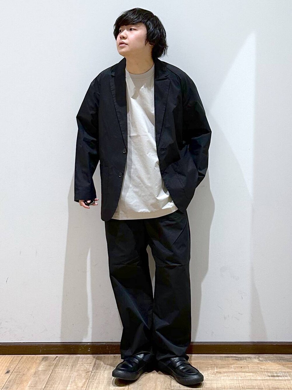 「リラックス、ゆったり、高見え、ジャケット、ワイドパンツ」｜「GLOBAL WORKのエアかるワイドパンツ/102628（その他パンツ、ブラック系）」を使った、いしかわさん（メンズ・168cm）の春コーディネートの1枚目の写真