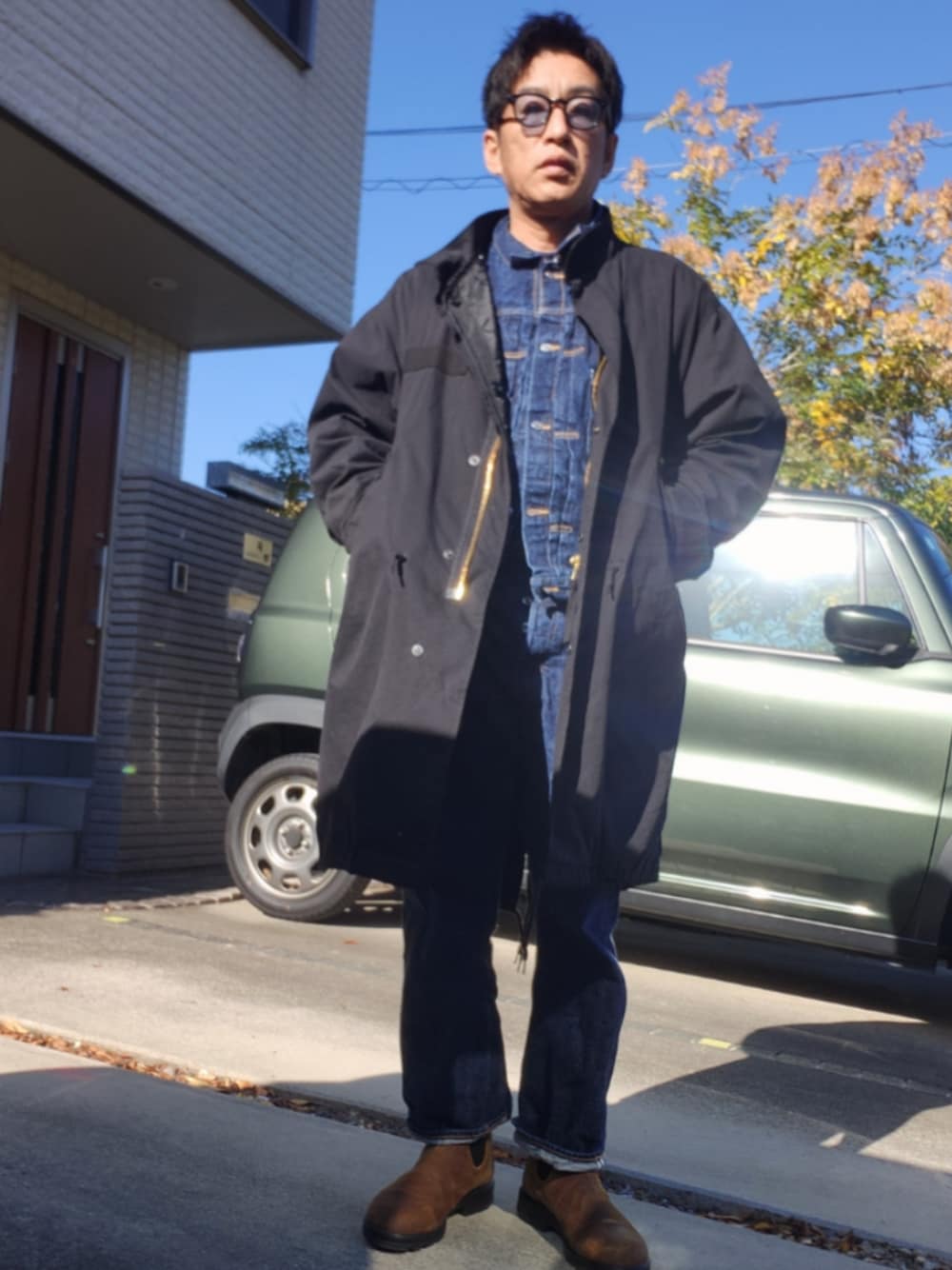 ブルー系のデニムジャケット、ブルー系のデニムパンツ、ブラウン系のブーツを着用したメンズの秋コーディネートの1枚目の写真