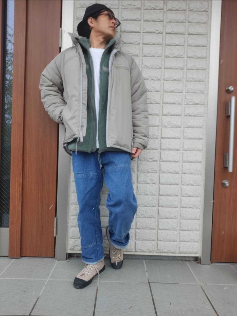 グレー系のミリタリージャケット、グリーン系のミリタリージャケット、ホワイト系のTシャツ/カットソーを着用したメンズの冬コーディネートの1枚目の写真