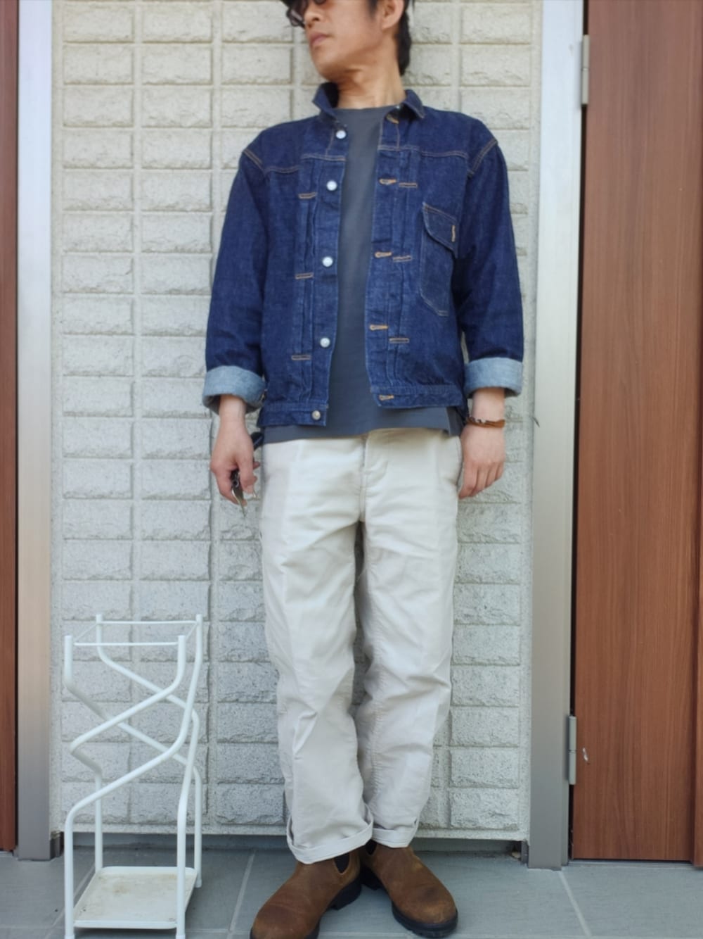 「TCB jeansのアイテム（デニムジャケット、ブルー系）」を使った、ツトムさん（メンズ・168cm）の春コーディネートの1枚目の写真