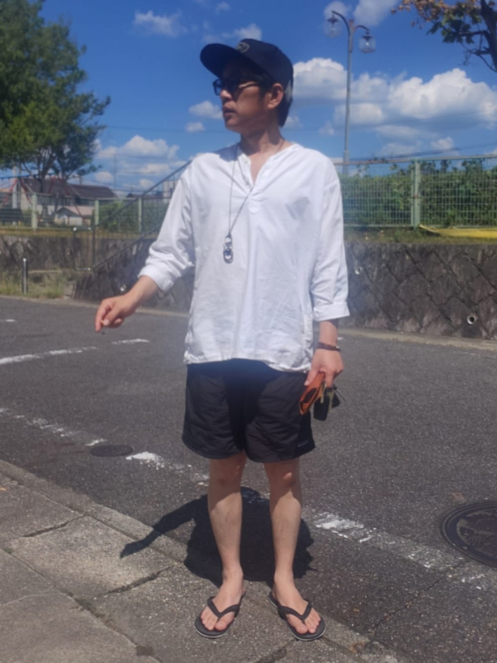 ホワイト系のシャツ/ブラウス、ブラック系のその他パンツ、ブラック系のサンダルを着用したメンズの秋コーディネートの1枚目の写真