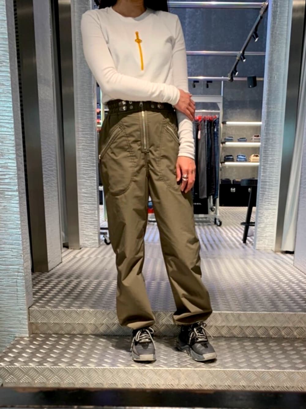 DIESELのカーゴパンツを使った「カーキ」の人気ファッション