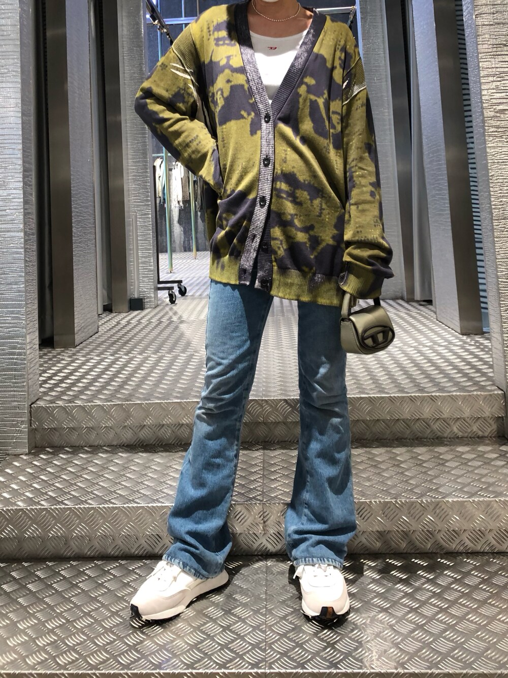 「春コーデ、オトナカジュアル、きれいめカジュアル、休日スタイル、お洒落さんとつながりたい、ootd、デニムパンツ、いいね、save、フォローお願いします🤑、白スニーカー、Tシャツ、Diesel、DIESEL OSAKA、3月」｜「DIESELのDIESEL SS22 レディース デニム  ブーツカット スリムフィット（デニムパンツ、ブルー系）」を使った、チョリさん（レディース・163cm）の春コーディネートの1枚目の写真