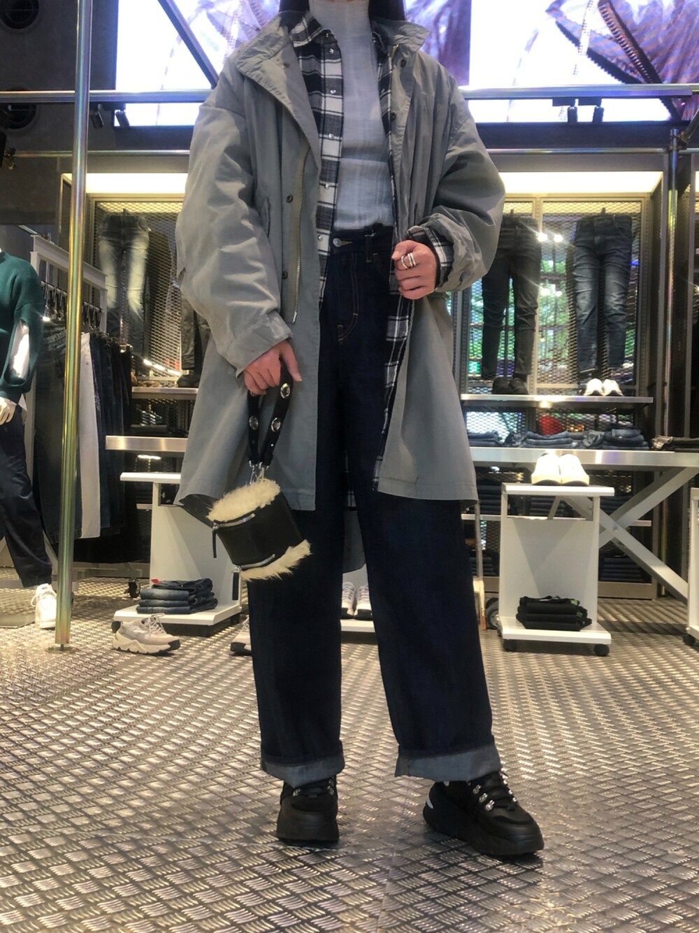 「デニム、ブラウス、ビッグシルエット、秋のコーデ、Diesel、レイヤードスタイル、休日スタイル、大人コーデ、きれいめカジュアル、ゆるコーデ、オトナカジュアル、DIESEL OSAKA」｜「DIESELのDIESEL FW21 デニム レディース ワイド インディゴ ローデニム（デニムパンツ、ブルー系）」を使った、チョリさん（レディース・163cm）の秋コーディネートの1枚目の写真