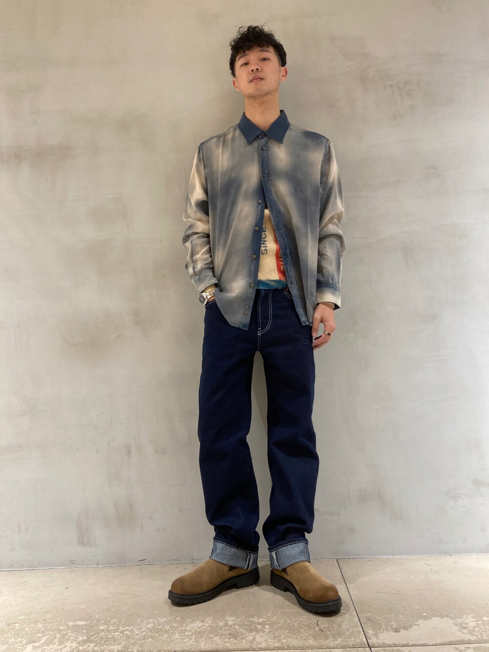 「オトナカジュアル、オーバーサイズ、ワイドデニム、デニム、カジュアルコーデ、y2k、ブルー、シャツスタイル、Diesel、ブーツ」｜「DIESELのメンズ シャツ テンセル（シャツ/ブラウス、ブルー系）」を使った、ZOUさん（メンズ・177cm）の冬コーディネートの1枚目の写真