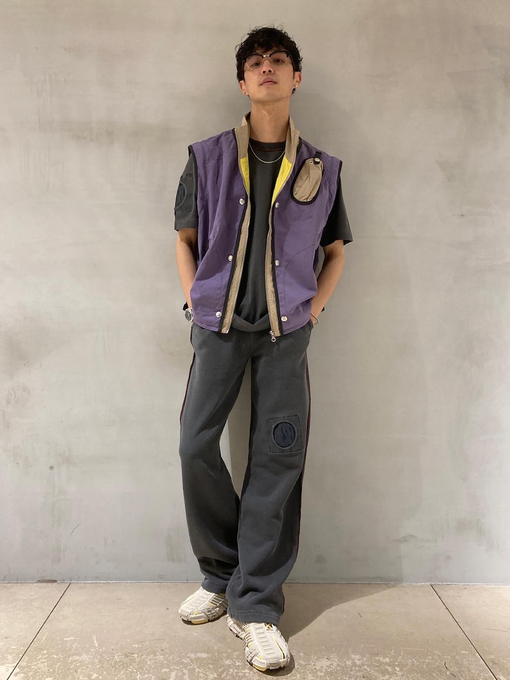 「Tシャツ、カジュアルコーデ、ゆるコーデ、スウェット、グレー、セットアップ、パープル、スニーカー、スニーカーコーデ」｜「DIESELのメンズ スウェットパンツ ガーメントダイ（その他パンツ、グレー系）」を使った、ZOUさん（メンズ・177cm）の夏コーディネートの1枚目の写真