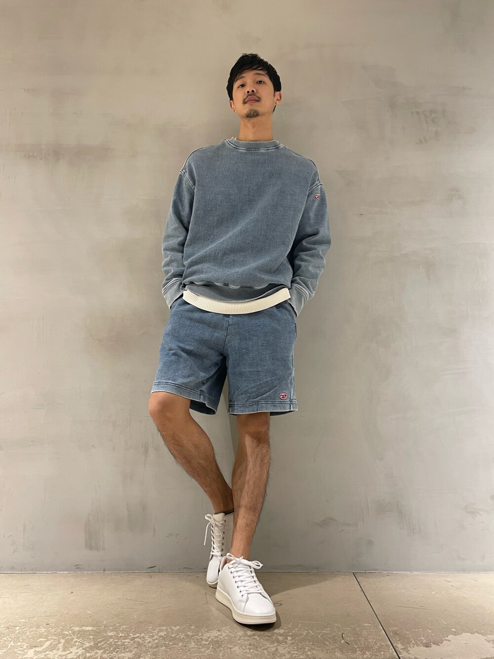 「カジュアル、春夏コーデ、シンプル、大人カジュアル、スニーカー、スニーカーコーデ、デニム、セットアップ」｜「DIESELのDIESEL SS22 メンズ  デニム スウェット ジョグファブリック サステナブル（スウェット、ブルー系）」を使った、ZOUさん（メンズ・177cm）の春コーディネートの1枚目の写真