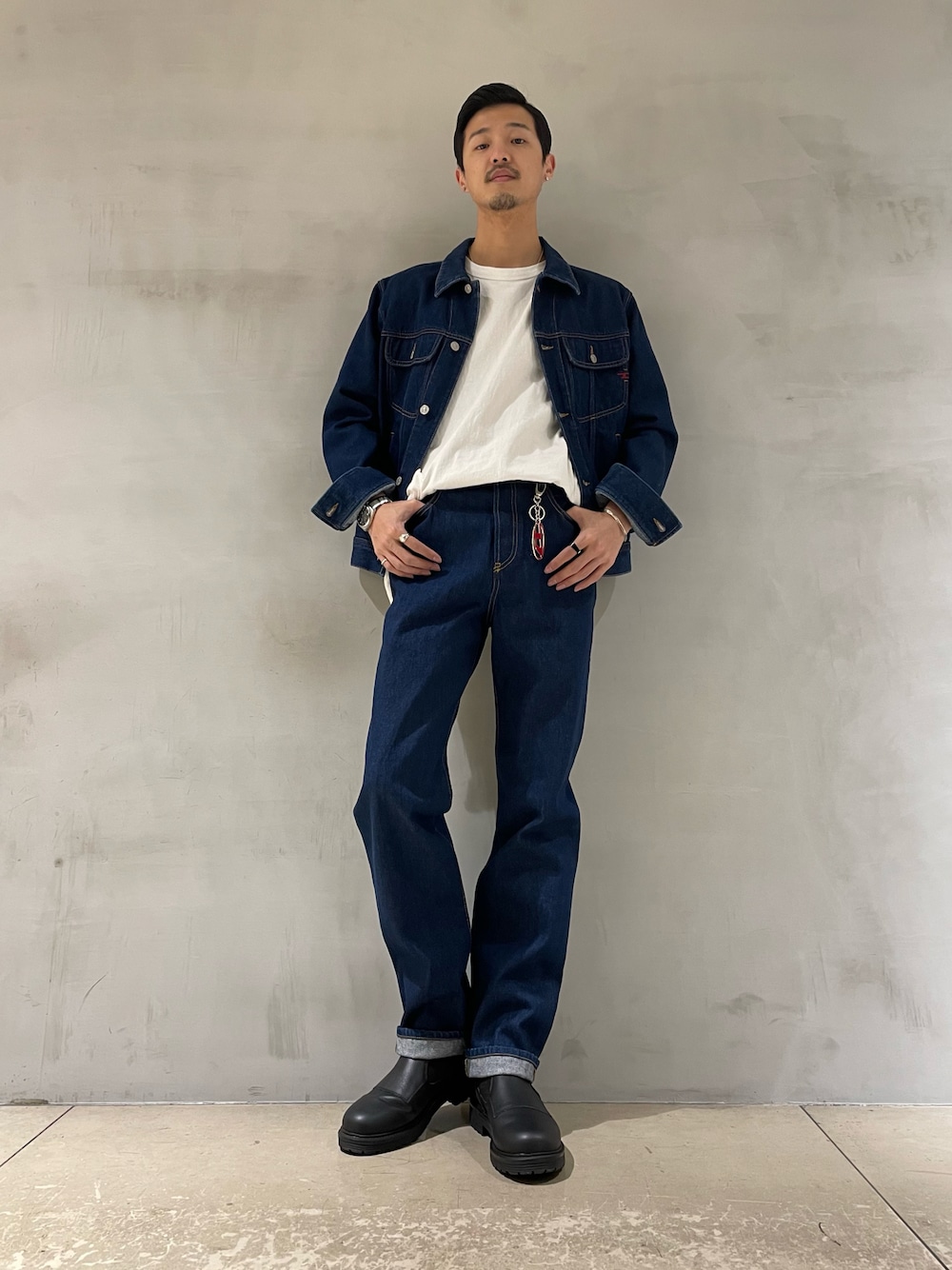 「シンプルコーデ、オトナカジュアル、カジュアル、デニムパンツ、ブーツ、セットアップ、デニムジャケット、ブルー、ビッグシルエット、春コーデ」｜「DIESELのメンズ サイドゴア チェルシーブーツ（ブーツ、ブラック系）」を使った、ZOUさん（メンズ・177cm）の春コーディネートの1枚目の写真