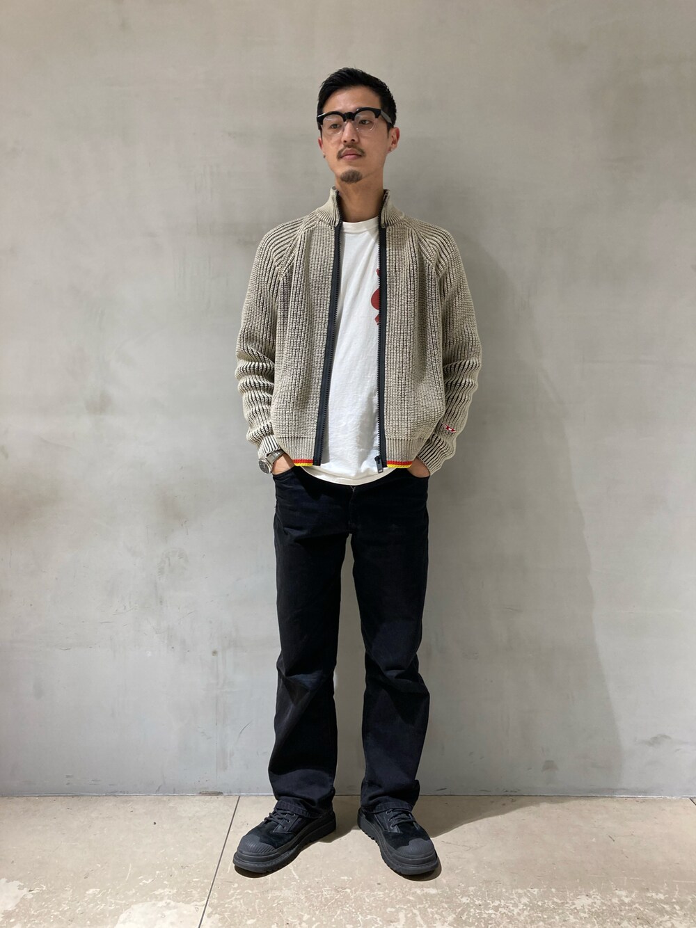 「1月、大人カジュアル、春コーデ、カジュアル、カジュアルコーデ、デニムパンツ、ブラック、ブラックコーデ」｜「DIESELのアイテム（ニット/セーター、ブラック系）」を使った、ZOUさん（メンズ・177cm）の冬コーディネートの1枚目の写真