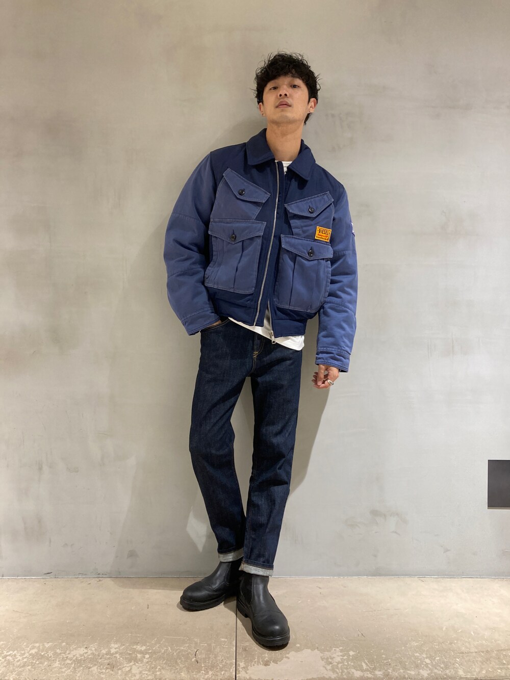 「秋コーデ、カジュアルコーデ、きれいめカジュアル、デニム、ジャケット、ミリタリー、ブーツ、ブルー、ワントーンコーデ、Diesel」｜「DIESELのDIESEL SS22 メンズ デニムパンツ テーパード サステナブル（デニムパンツ、ブルー系）」を使った、ZOUさん（メンズ・177cm）の秋コーディネートの1枚目の写真