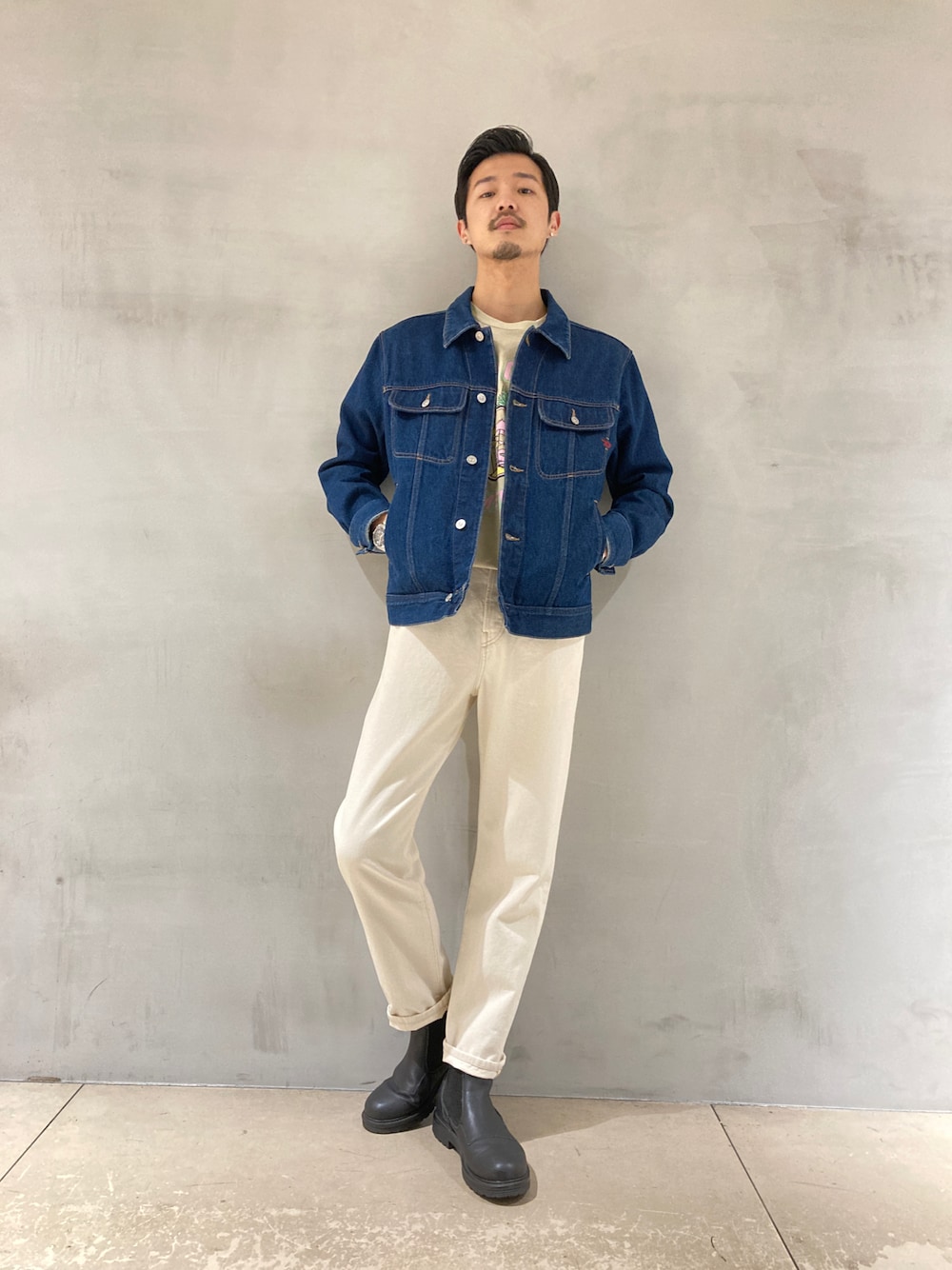 「春コーデ、カジュアル、きれいめカジュアル、革靴、デニム、デニムジャケット、Tシャツ、カジュアルコーデ、Diesel、シンプルコーデ、シンプル」｜「DIESELのDIESEL SS22 メンズ デニム ホワイト レギュラーフィット ストレート サステナブル（デニムパンツ、ホワイト系）」を使った、ZOUさん（メンズ・177cm）の春コーディネートの1枚目の写真