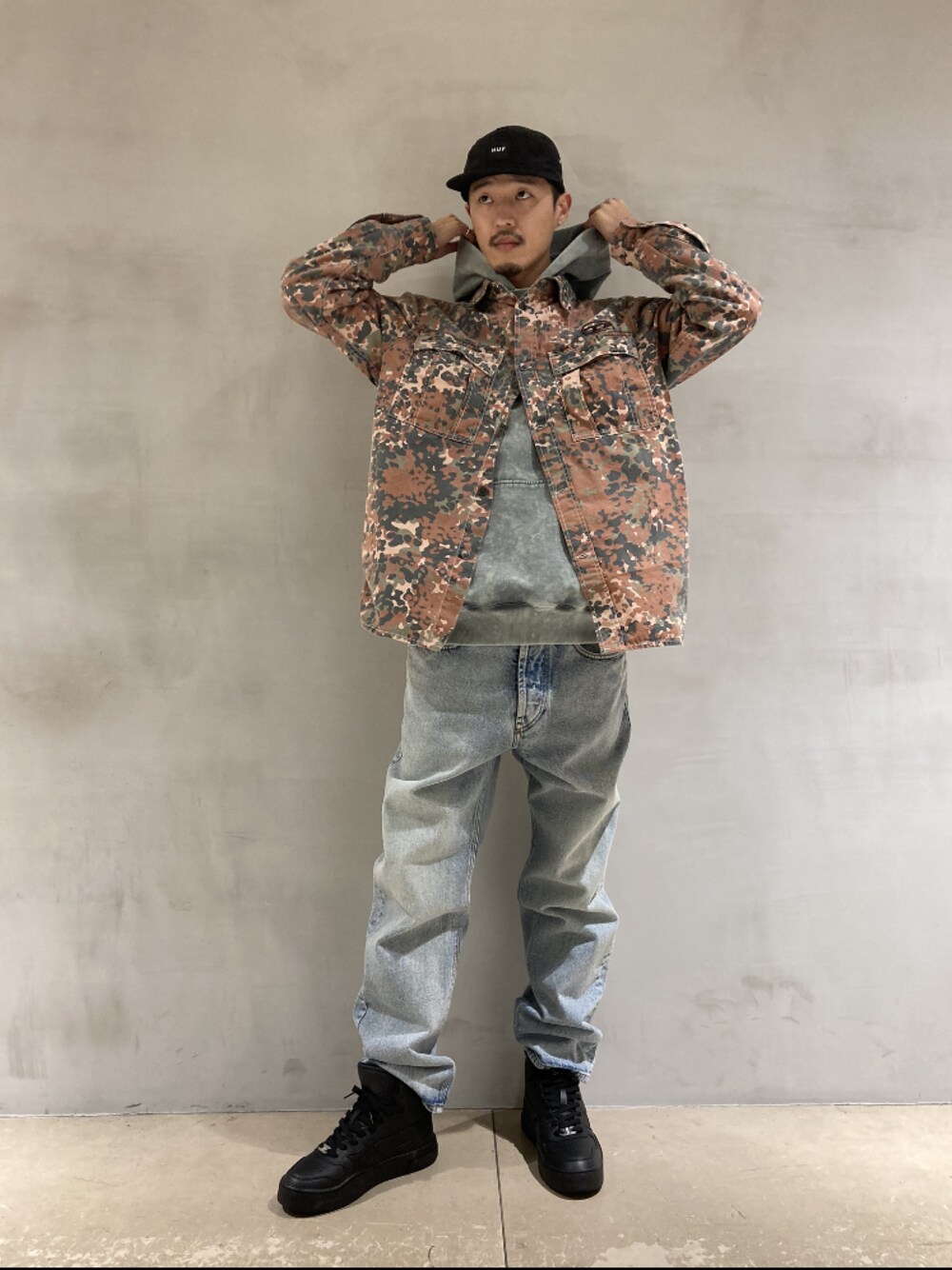 「ワイドパンツ、パーカー、デニムコーデ、スニーカーコーデ、ミリタリー、ストリート、シャツスタイル、はるコーデ、グリーン」｜「DIESELのアイテム（シャツ/ブラウス、ブラウン系）」を使った、ZOUさん（メンズ・177cm）の冬コーディネートの1枚目の写真