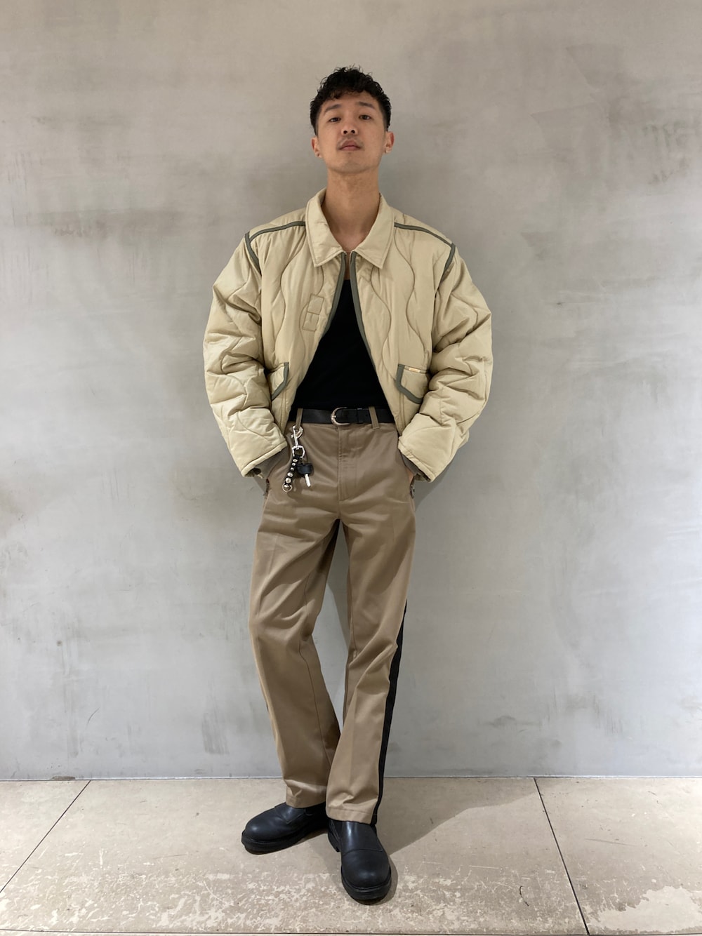 「オーバーサイズ、カジュアルコーデ、ブーツ、チノパン、ミリタリー、ベージュ、Diesel、秋のコーデ、WEARハロウィン2022」｜「DIESELのメンズ パンツ ルーズフィット（その他パンツ、ブラウン系）」を使った、ZOUさん（メンズ・177cm）の秋コーディネートの1枚目の写真