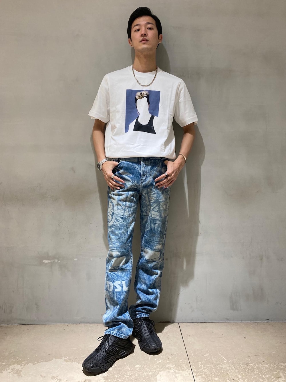 「春夏コーデ、デニム、スニーカー、シルバーアクセサリー、ワイドパンツ、Tシャツ、カジュアルコーデ、ストリート、デニムパンツ」｜「DIESELのDIESEL SS22 メンズ デニムパンツ ストレート ハイウエスト（デニムパンツ、ブルー系）」を使った、ZOUさん（メンズ・177cm）の春コーディネートの1枚目の写真