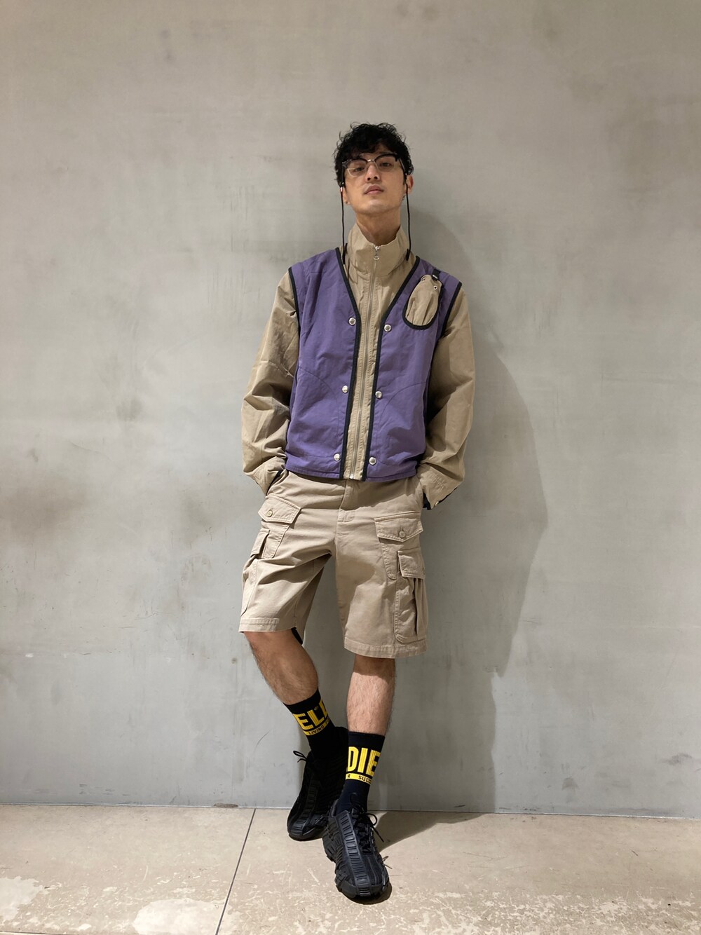 「ゆるコーデ、ストリートコーデ、スニーカー、ミリタリー、カーゴパンツ、ショートパンツ、ベージュ、ストリート、Diesel、スニーカーコーデ、ビッグシルエット」｜「DIESELのメンズ ジャケット ミリタリー ベスト 2WAY（ブルゾン、ベージュ系）」を使った、ZOUさん（メンズ・177cm）の夏コーディネートの1枚目の写真