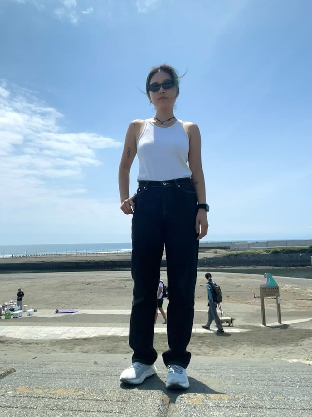 「ラクチンコーデ、カジュアル、スニーカーコーデ、シンプルコーデ、夏コーデ、海コーデ、thisisneverthat、allbirds、白タンク、サングラス、サスティナブル、ローライズ、いいね、save、フォローお願いします🤑」｜「allbirdsのアイテム（タンクトップ、グリーン系）」を使った、sinoca☺︎さん（骨格ナチュラル・レディース・165cm）の春コーディネートの1枚目の写真