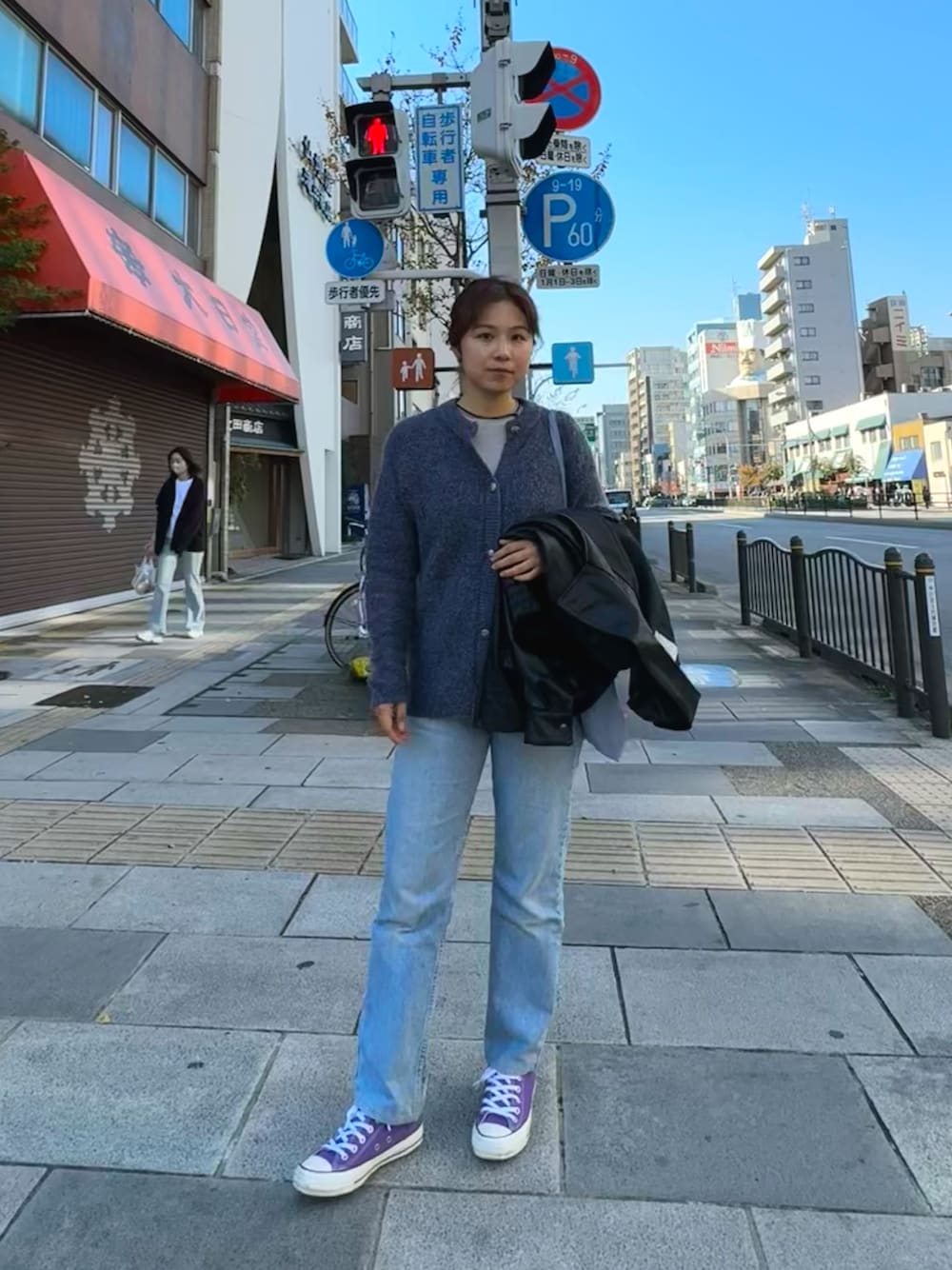 「大人カジュアル、ファッションを楽しもう、着回しコーデ、リーバイス501、コンバース、古着コーデ、古着MIX、ニットカーディガン、レザージャケット、骨格ナチュラル」｜「CONVERSEのCONVERSE ALL STAR 100 GORE-TEX OX / コンバース オールスター 100 ゴアテックス OX（スニーカー、パープル系）」を使った、sinoca☺︎さん（骨格ナチュラル・レディース・165cm）の秋コーディネートの1枚目の写真