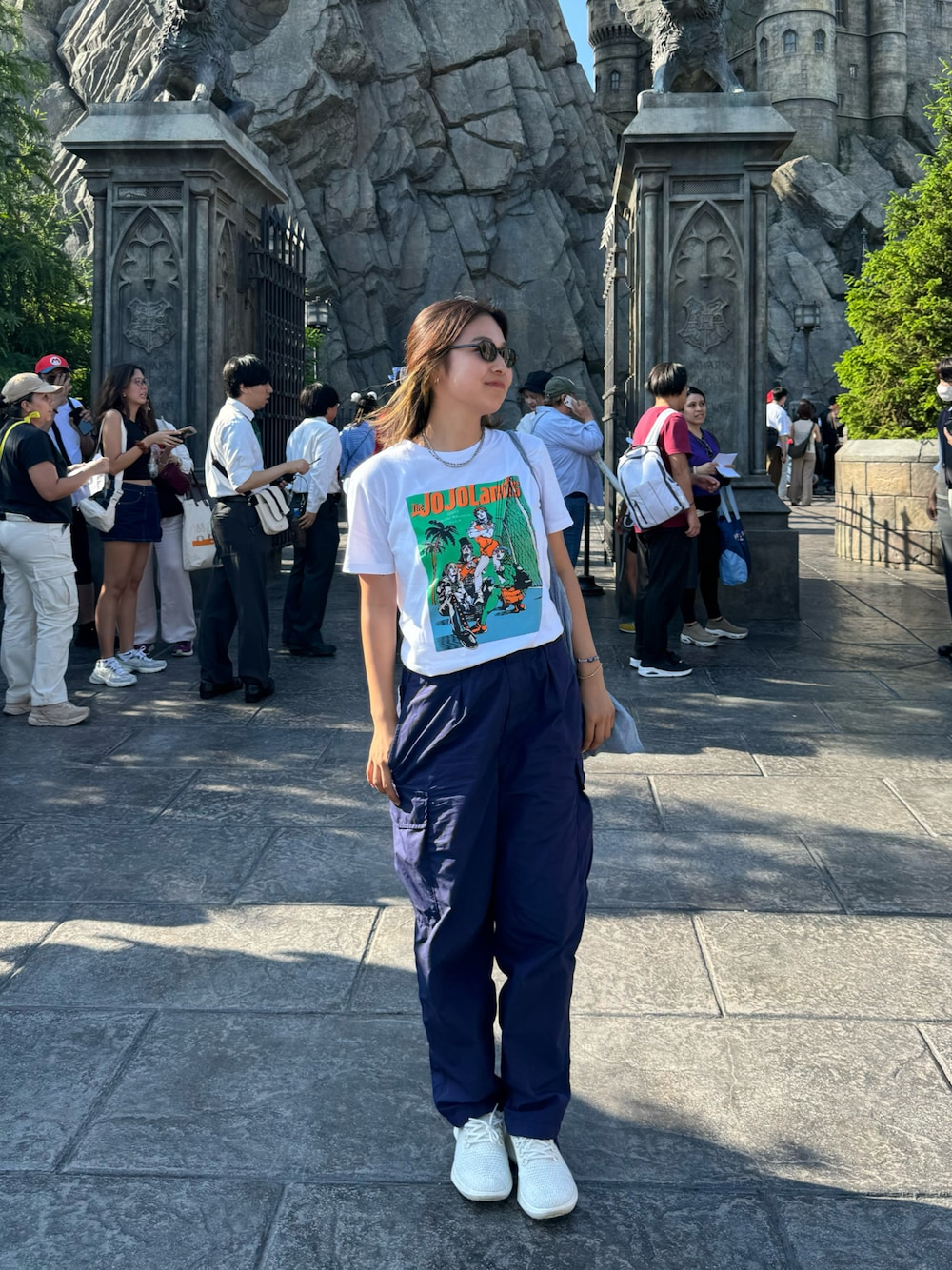 「ロゴT、プリントT、カジュアルコーデ、カラーパンツ、骨格ナチュラル、ユニクロユー、メンズライク、allbirds、スニーカー、ユニバ、古着MIX」｜「JOJOのアイテム（Tシャツ/カットソー、ホワイト系）」を使った、sinoca☺︎さん（骨格ナチュラル・レディース・165cm）の春コーディネートの1枚目の写真