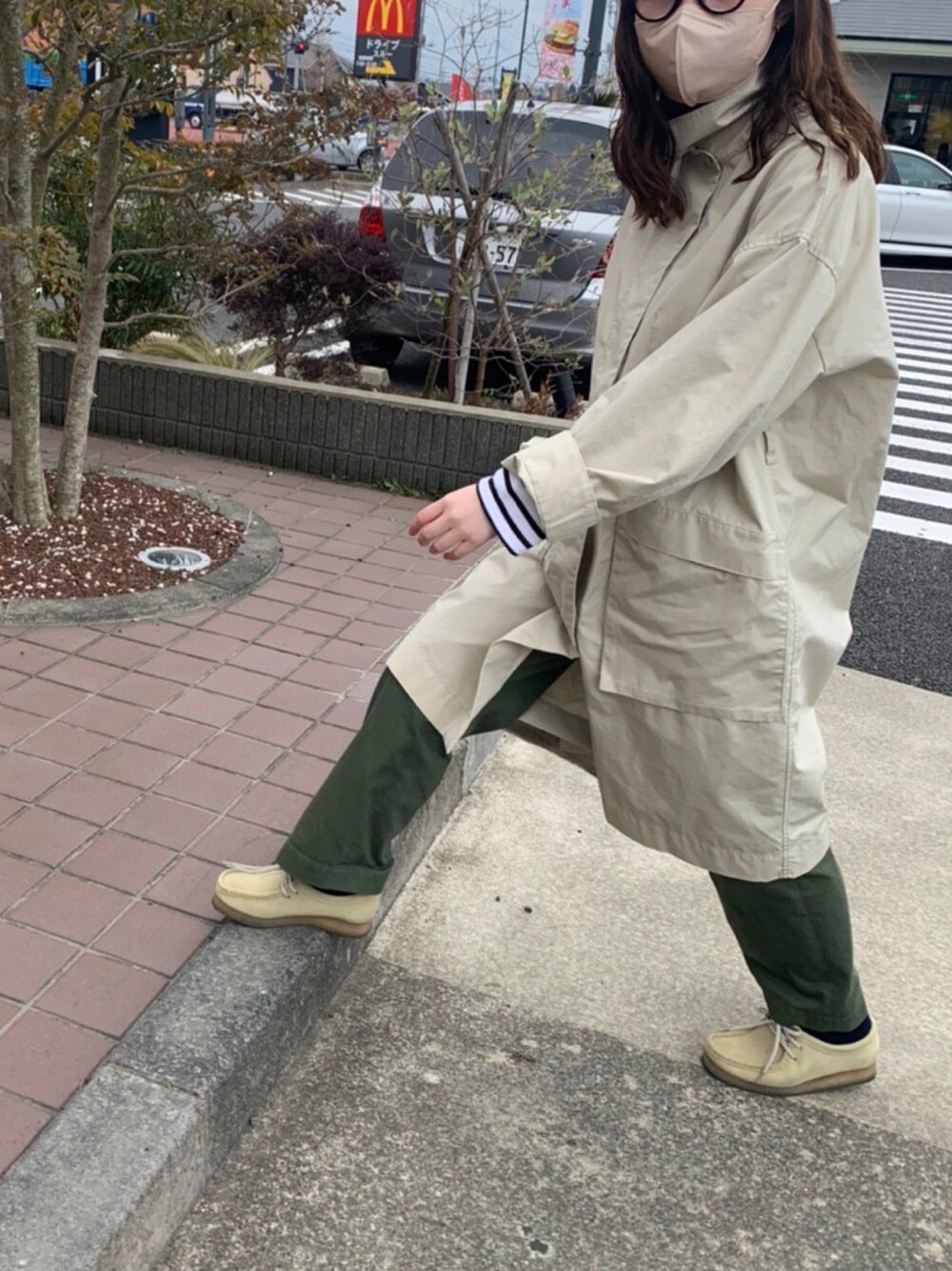 「UNIQLOのアイテム（ステンカラーコート、ホワイト系）」を使った、　Ⓜ️さん（レディース・161cm）の春コーディネートの1枚目の写真