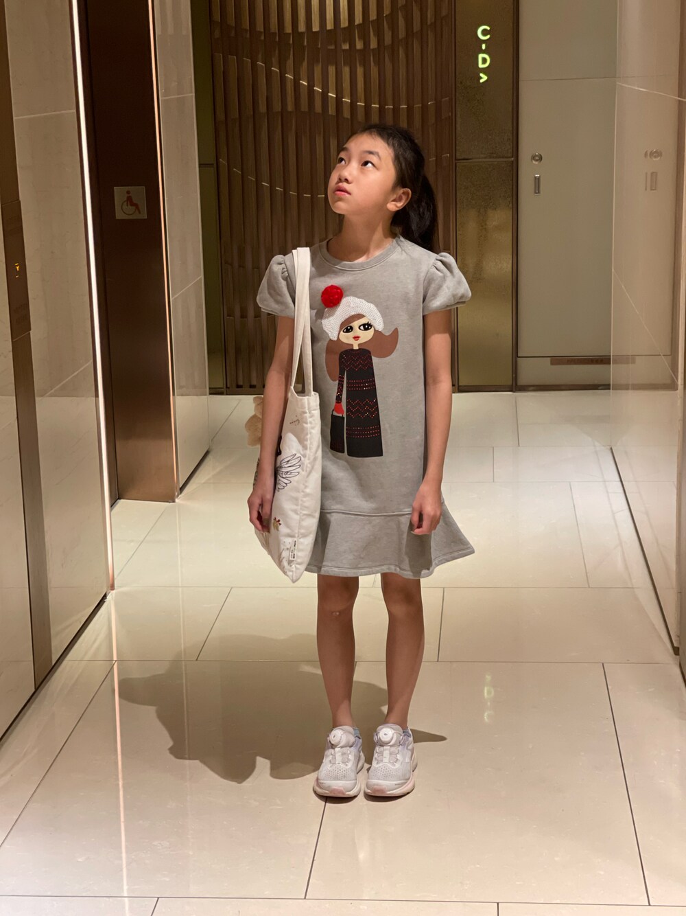 「SONIA RYKIELのアイテム（ワンピース、シルバー系）」を使った、YuriFannyKitさん（キッズ・130cm）の春コーディネートの1枚目の写真