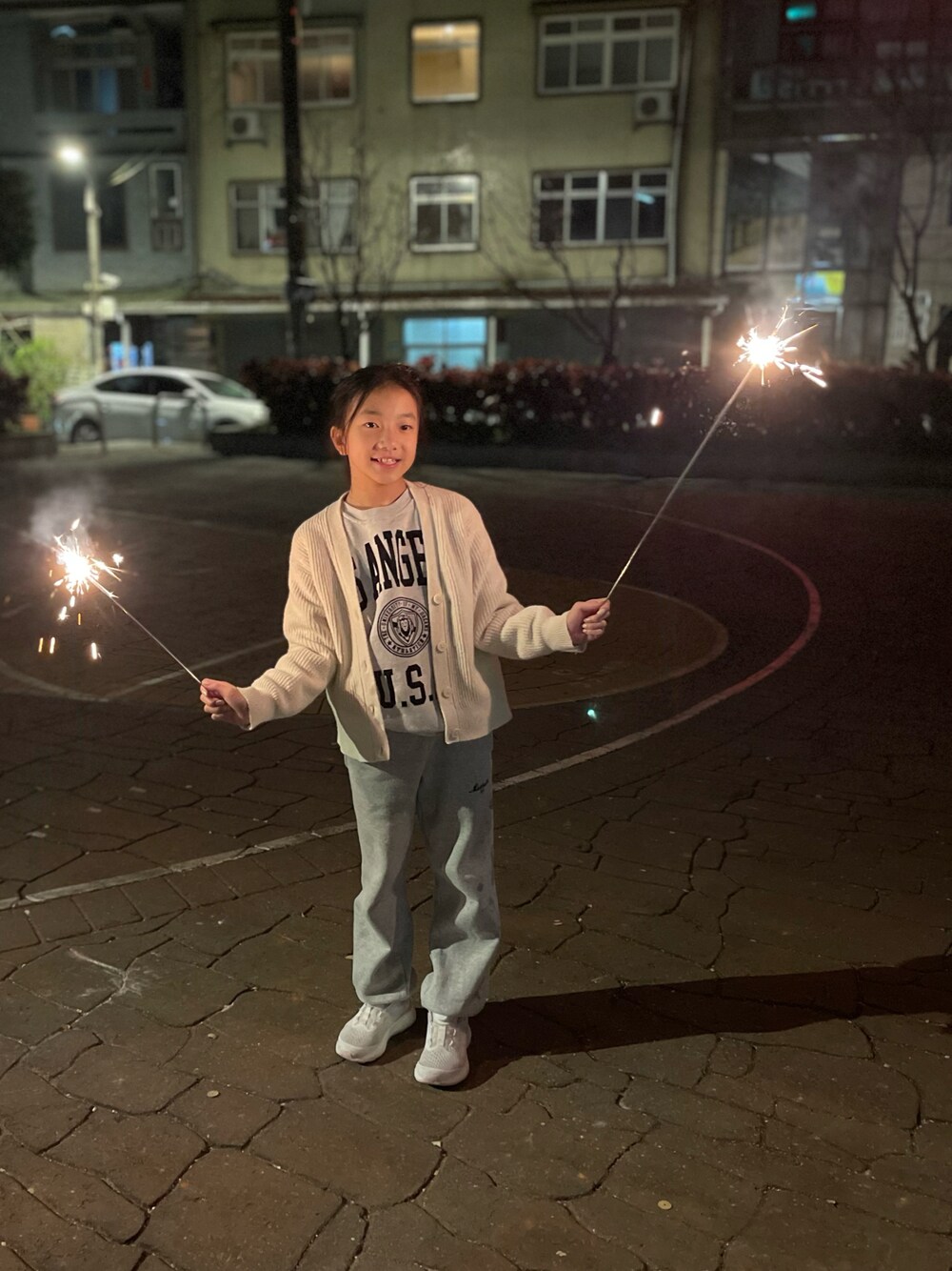 「ZARA KIDSのアイテム（Tシャツ/カットソー、グレー系）」を使った、YuriFannyKitさん（キッズ・130cm）の春コーディネートの1枚目の写真