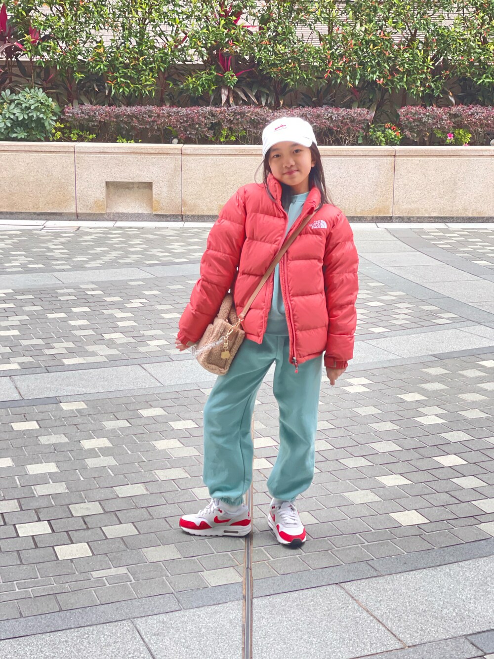 「NIKEのアイテム（スニーカー、その他）」を使った、YuriFannyKitさん（キッズ・140cm）の春コーディネートの1枚目の写真