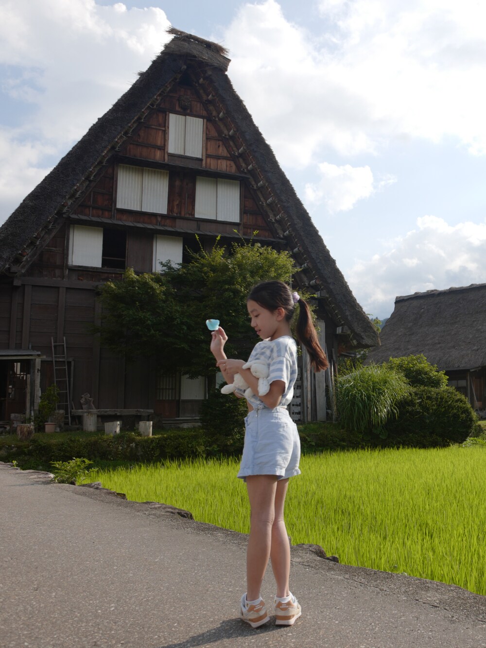 「NEW BALANCEのアイテム（スニーカー、ベージュ系）」を使った、YuriFannyKitさん（キッズ・120cm）の夏コーディネートの1枚目の写真