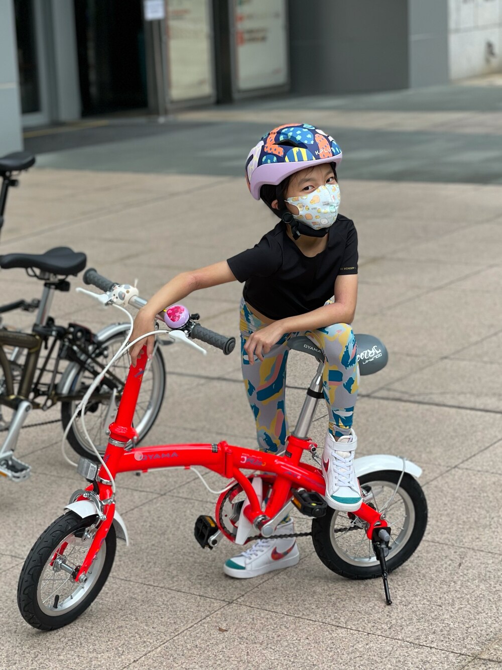 「ZARA KIDSのアイテム（Tシャツ/カットソー、ブラック系）」を使った、YuriFannyKitさん（キッズ・120cm）の秋コーディネートの1枚目の写真