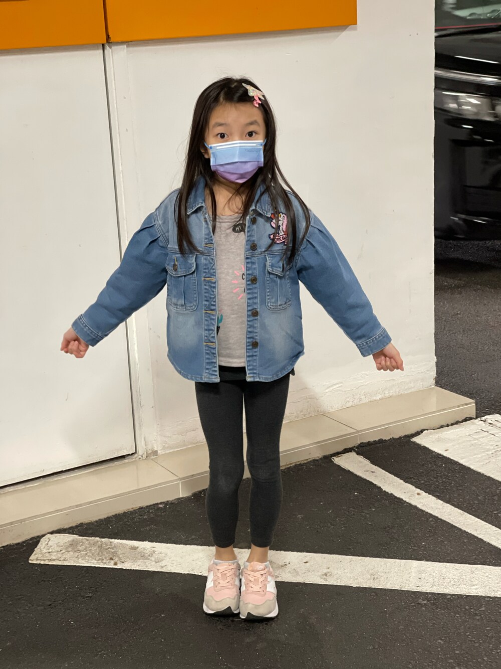 「Bossiniのアイテム（デニムジャケット、ブルー系）」を使った、YuriFannyKitさん（キッズ・120cm）の冬コーディネートの1枚目の写真
