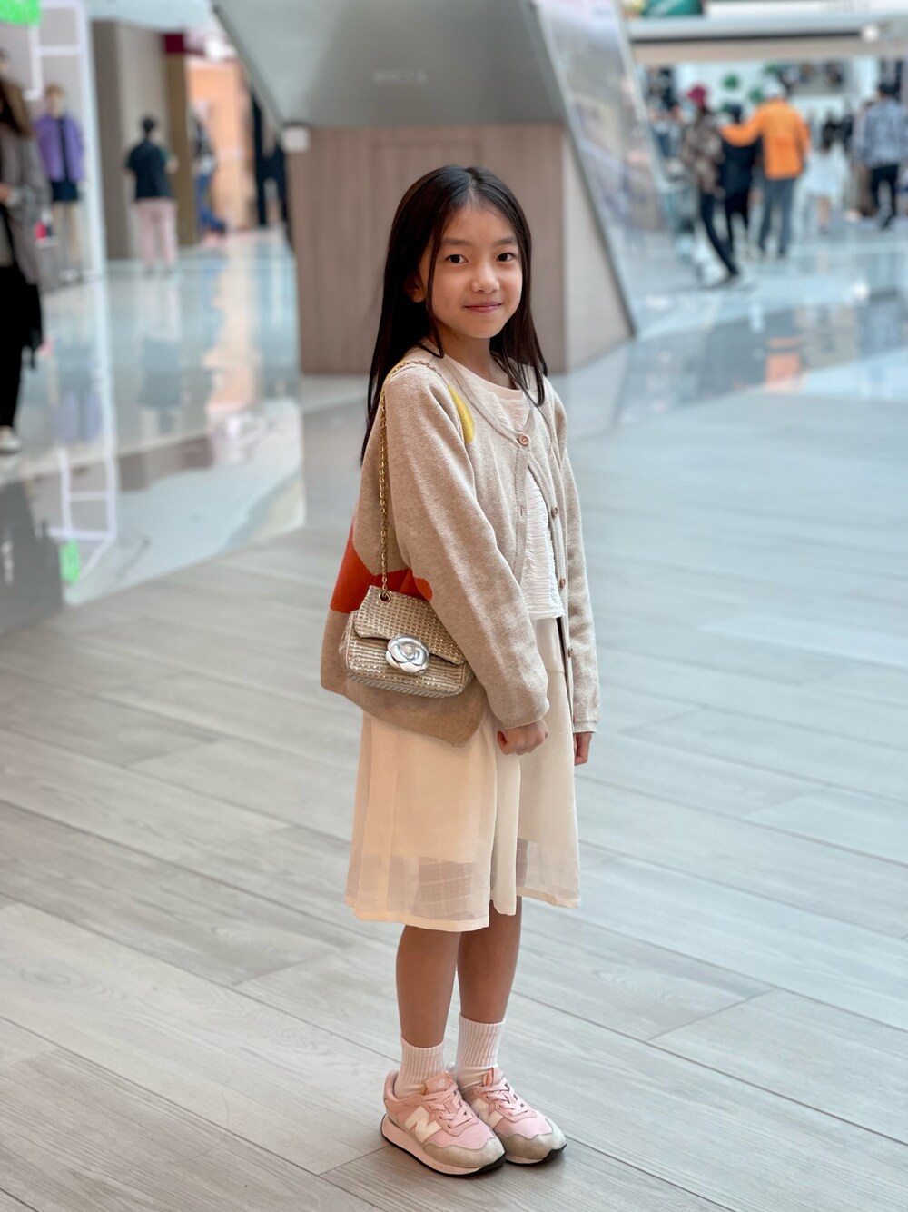 「ROCOCOのアイテム（ワンピース、ホワイト系）」を使った、YuriFannyKitさん（キッズ・130cm）の春コーディネートの1枚目の写真