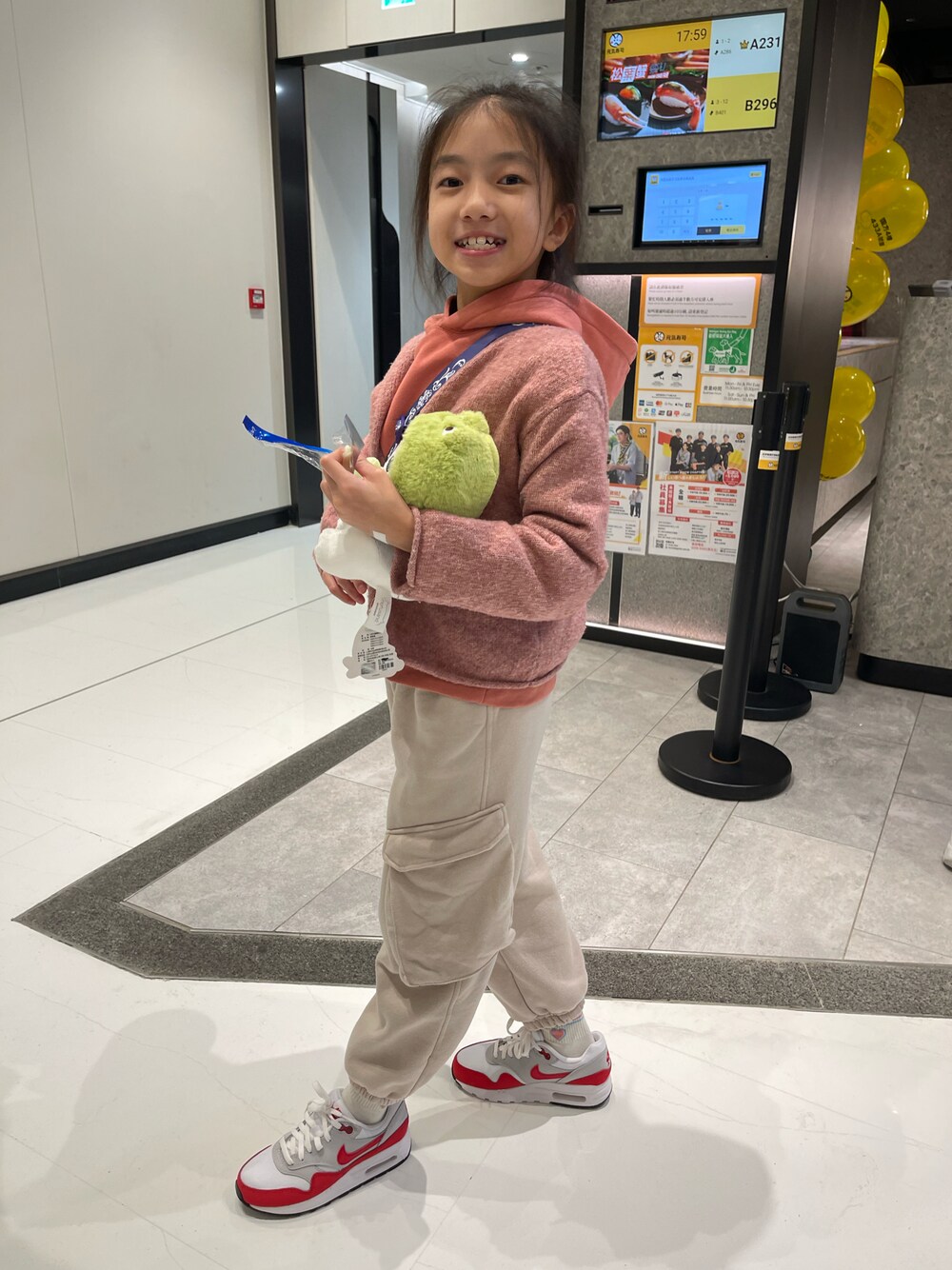 「NIKEのアイテム（スニーカー、レッド系）」を使った、YuriFannyKitさん（キッズ・130cm）の冬コーディネートの1枚目の写真