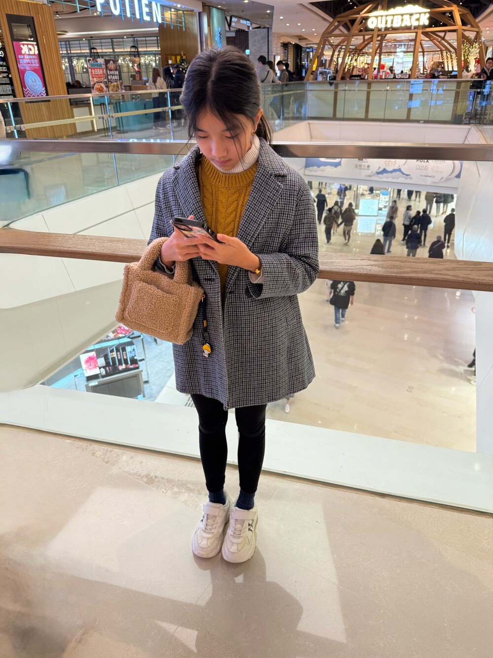 「MLBのアイテム（スニーカー、ベージュ系）」を使った、YuriFannyKitさん（キッズ・130cm）の冬コーディネートの1枚目の写真