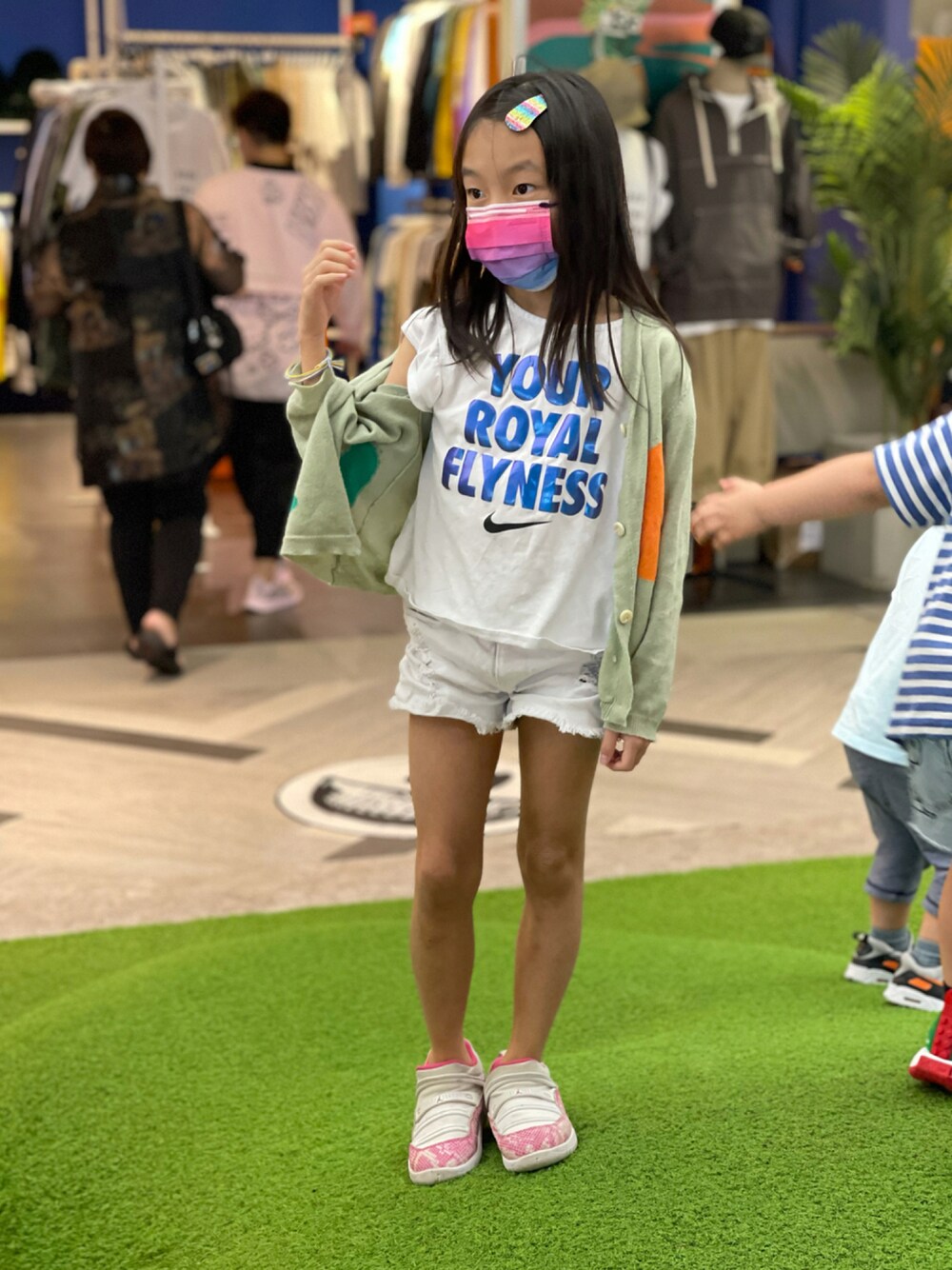 「NIKEのアイテム（Tシャツ/カットソー、ホワイト系）」を使った、YuriFannyKitさん（キッズ・120cm）の秋コーディネートの1枚目の写真