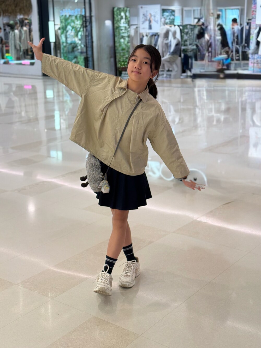 「nunuformeのアイテム（Tシャツ/カットソー、ベージュ系）」を使った、YuriFannyKitさん（キッズ・140cm）の春コーディネートの1枚目の写真