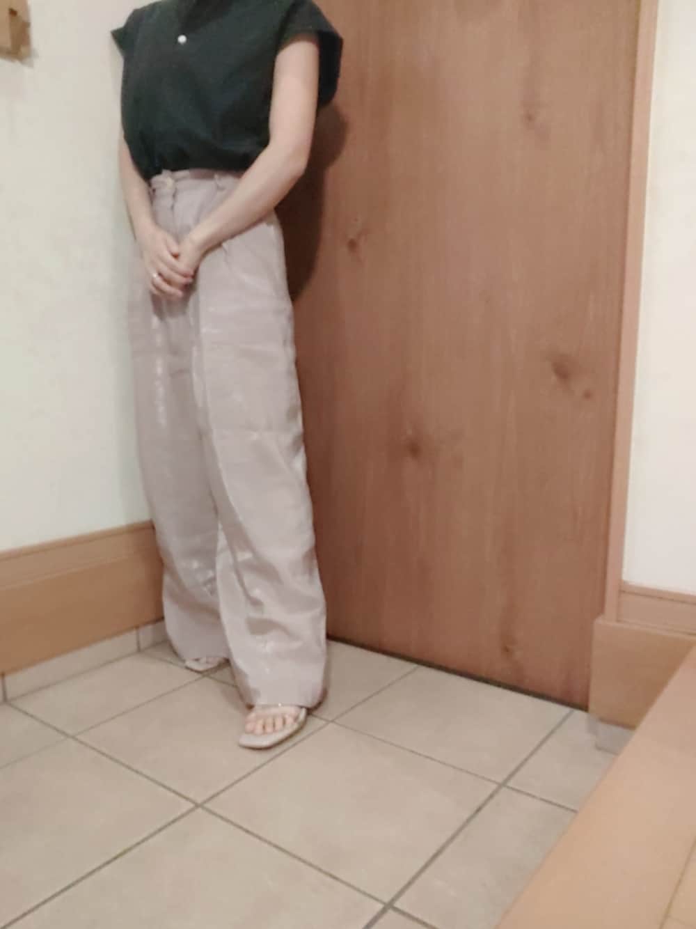 パープル系のその他パンツ、ブルー系のシャツ/ブラウス、ベージュ系のサンダルを着用したレディースの夏コーディネートの1枚目の写真